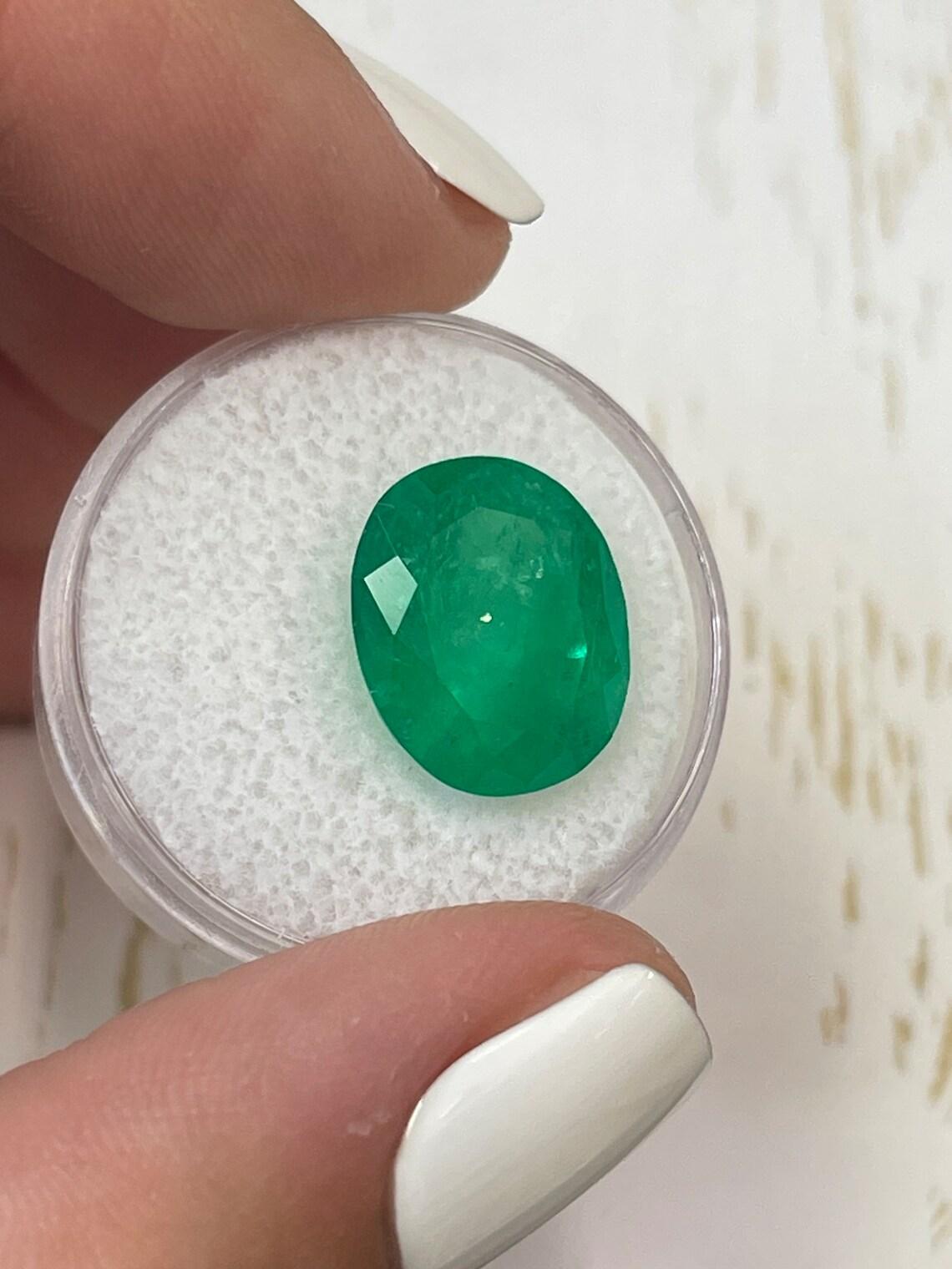 8,29 carats 14x12 émeraude colombienne vert profond - taille ovale  Pierre de naissance du mois de mai Neuf - En vente à Jupiter, FL