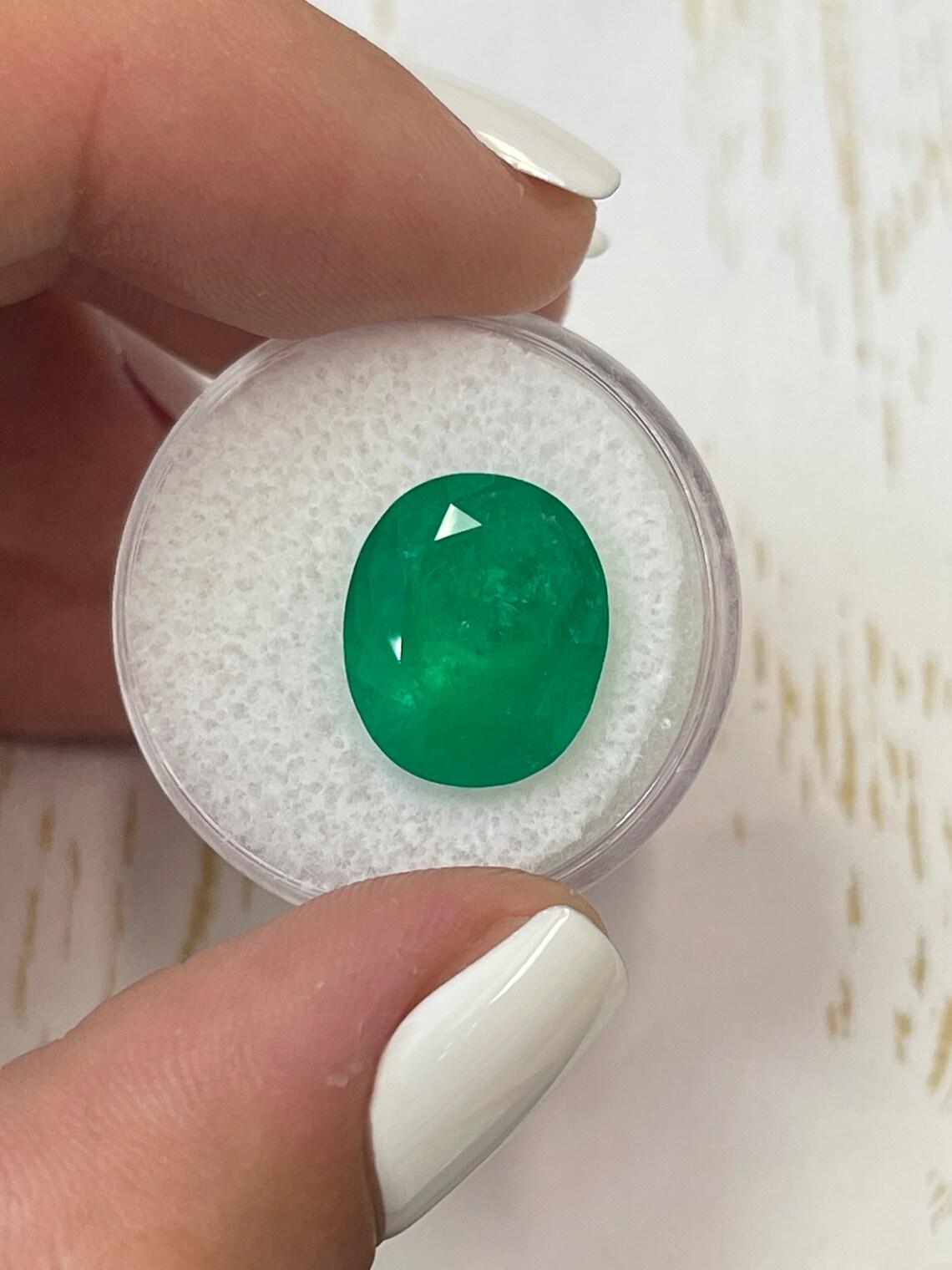 8,29 carats 14x12 émeraude colombienne vert profond - taille ovale  Pierre de naissance du mois de mai Pour femmes en vente