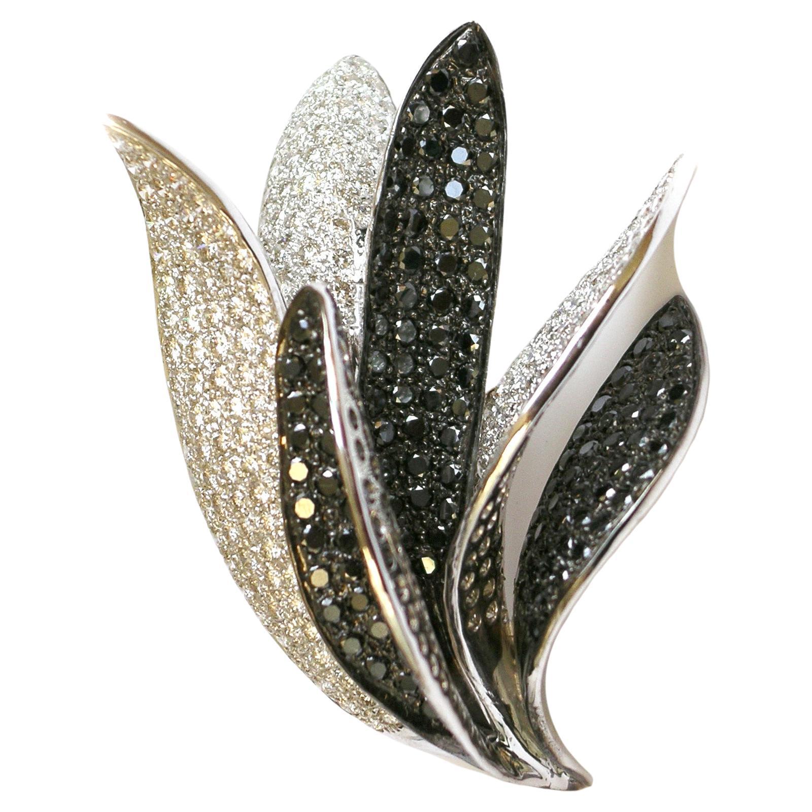 8.29 carats of diamond leaves brooch For Sale