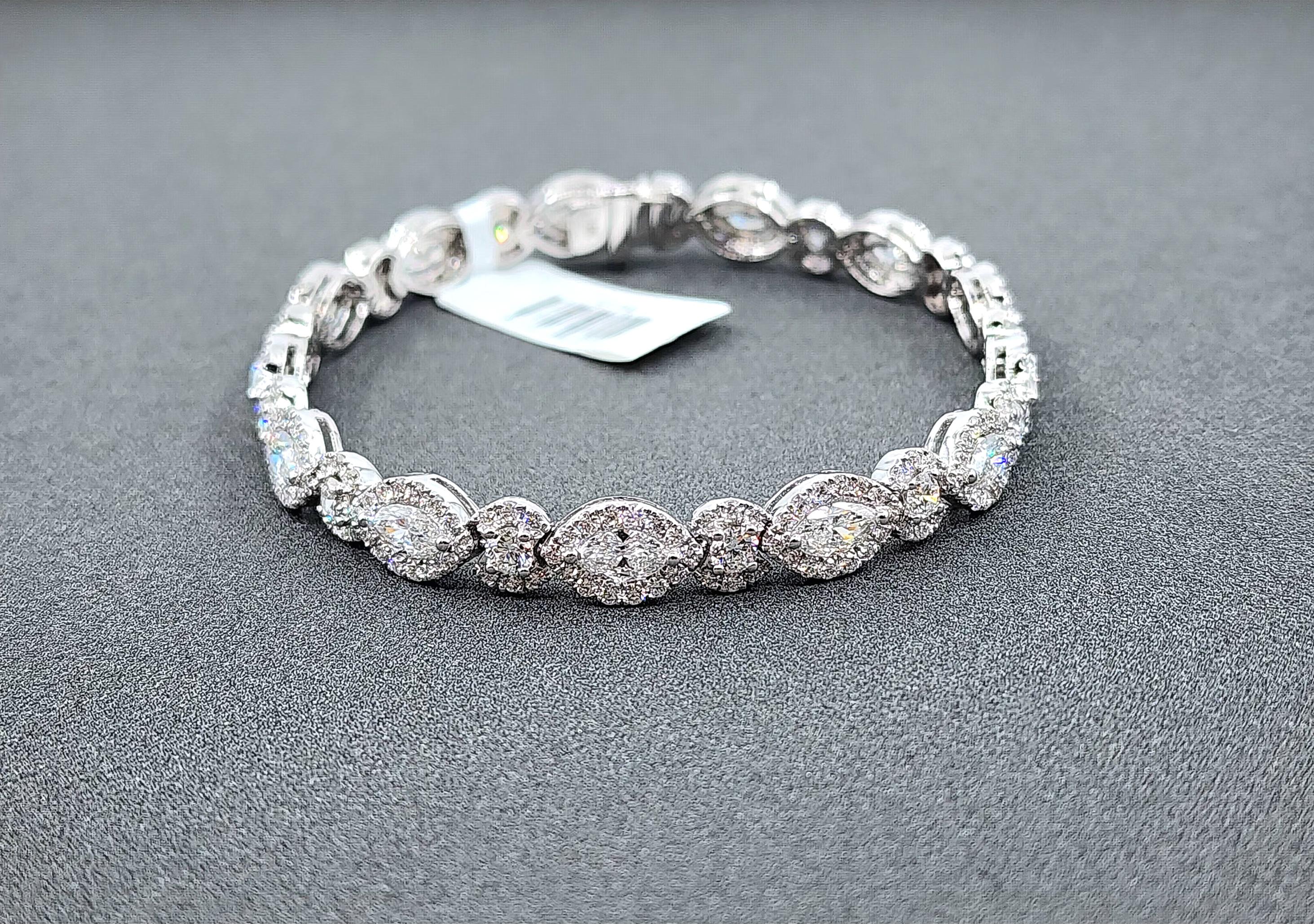 Dieses atemberaubende Diamant-Tennisarmband besteht aus 287 Diamanten mit gemischtem Schliff, die eine Farbe von E/F und eine Reinheit von VS1/VS2 aufweisen. Der aus 18 Karat Weißgold gefertigte Ring ist ein wunderschönes Stück, das in jede