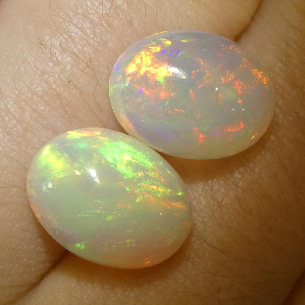 Coppia di 8,29ct Cabochon ovali di cristallo bianco opale dall'Etiopia in vendita 8
