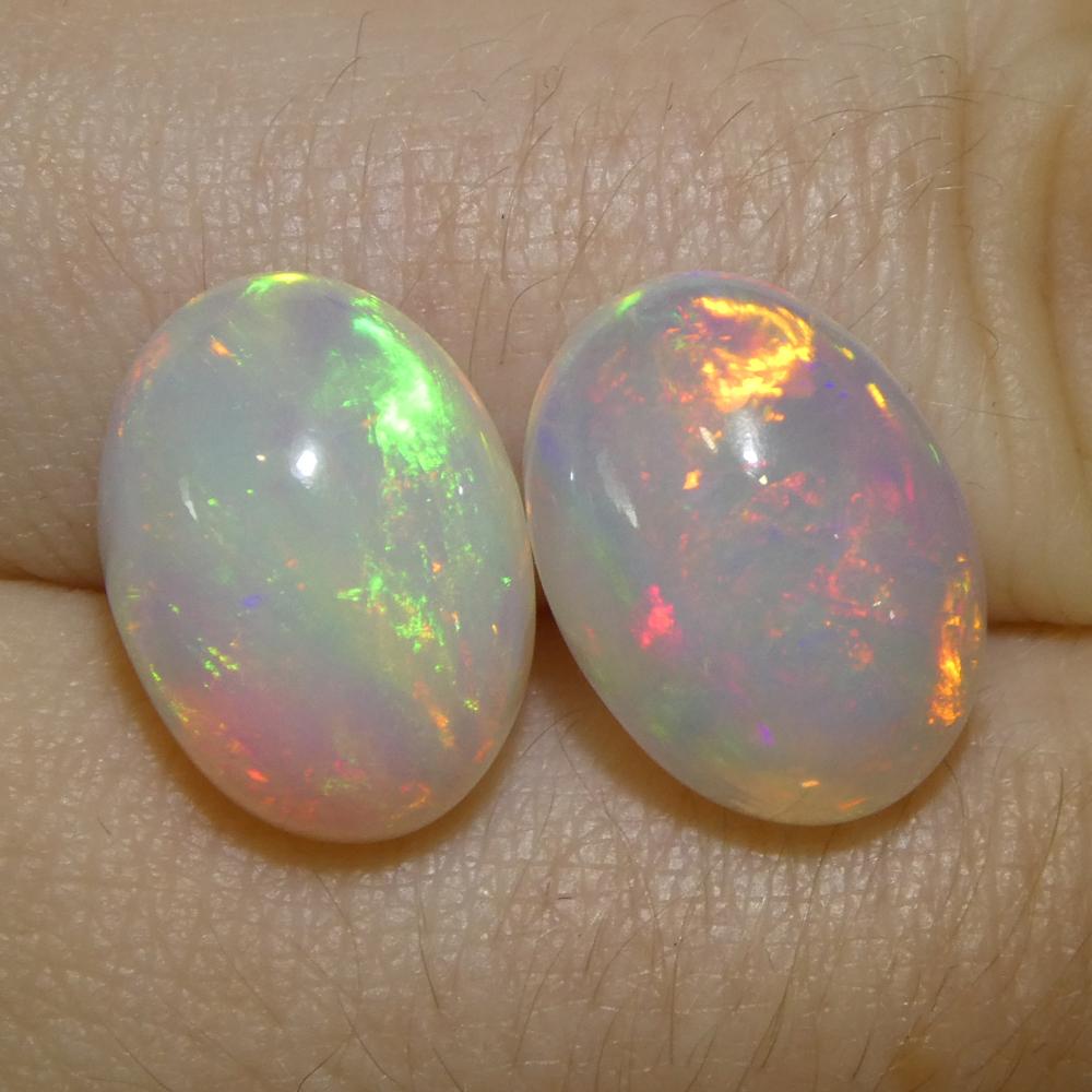 Coppia di 8,29ct Cabochon ovali di cristallo bianco opale dall'Etiopia in vendita 1