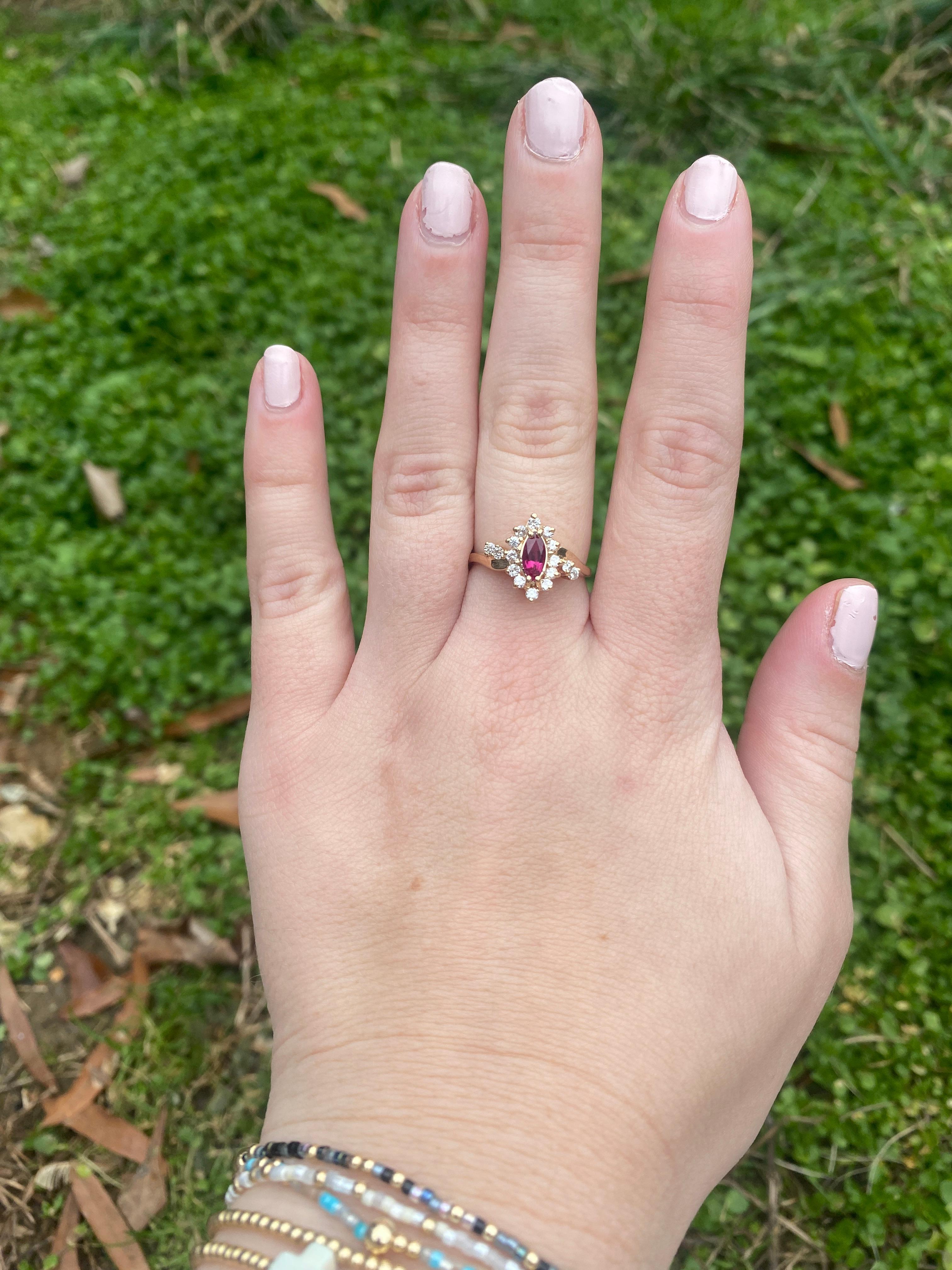 Anillo de cóctel marquesa de rubíes y diamantes de 0,82 ct, oro amarillo de 14k, tamaño del anillo 7,5 en venta 1