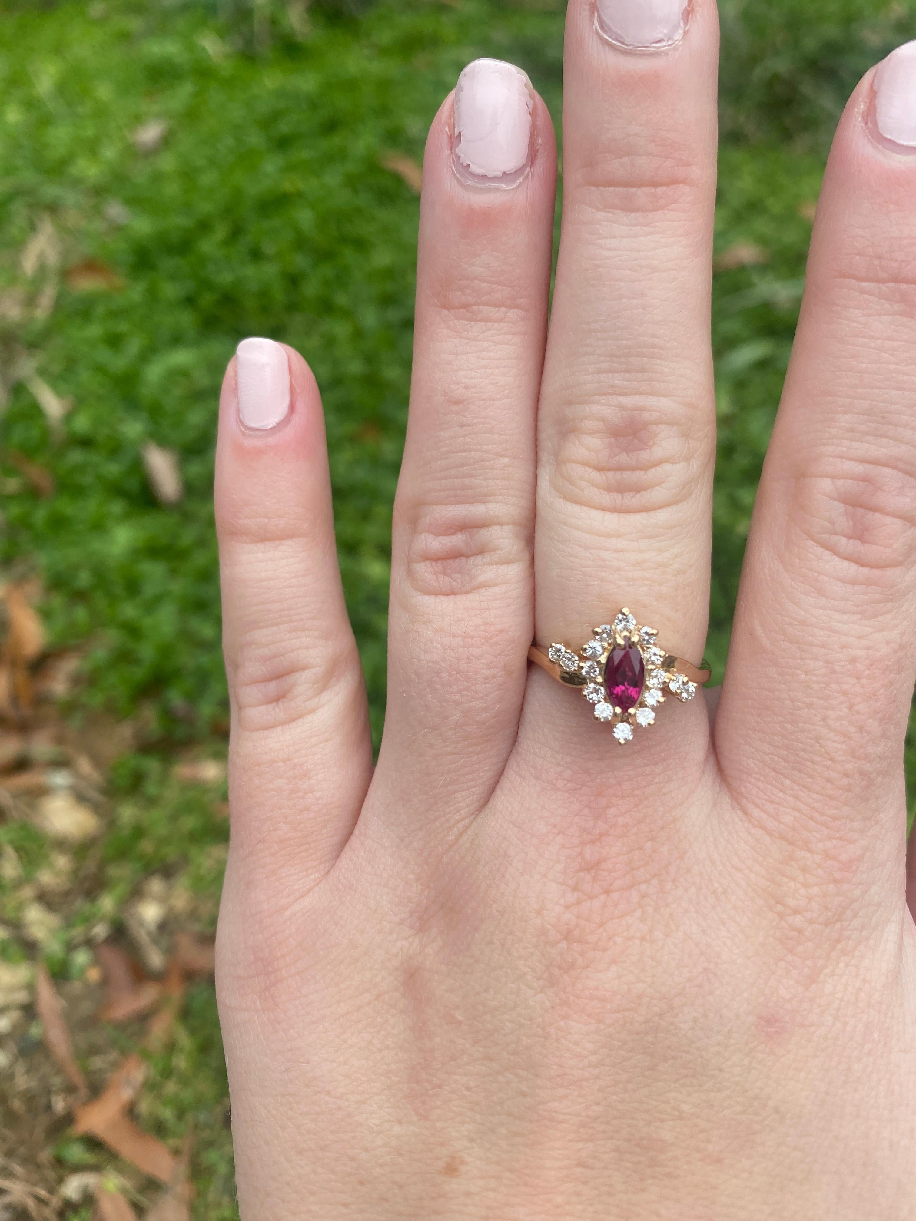 Anillo de cóctel marquesa de rubíes y diamantes de 0,82 ct, oro amarillo de 14k, tamaño del anillo 7,5 en venta 2