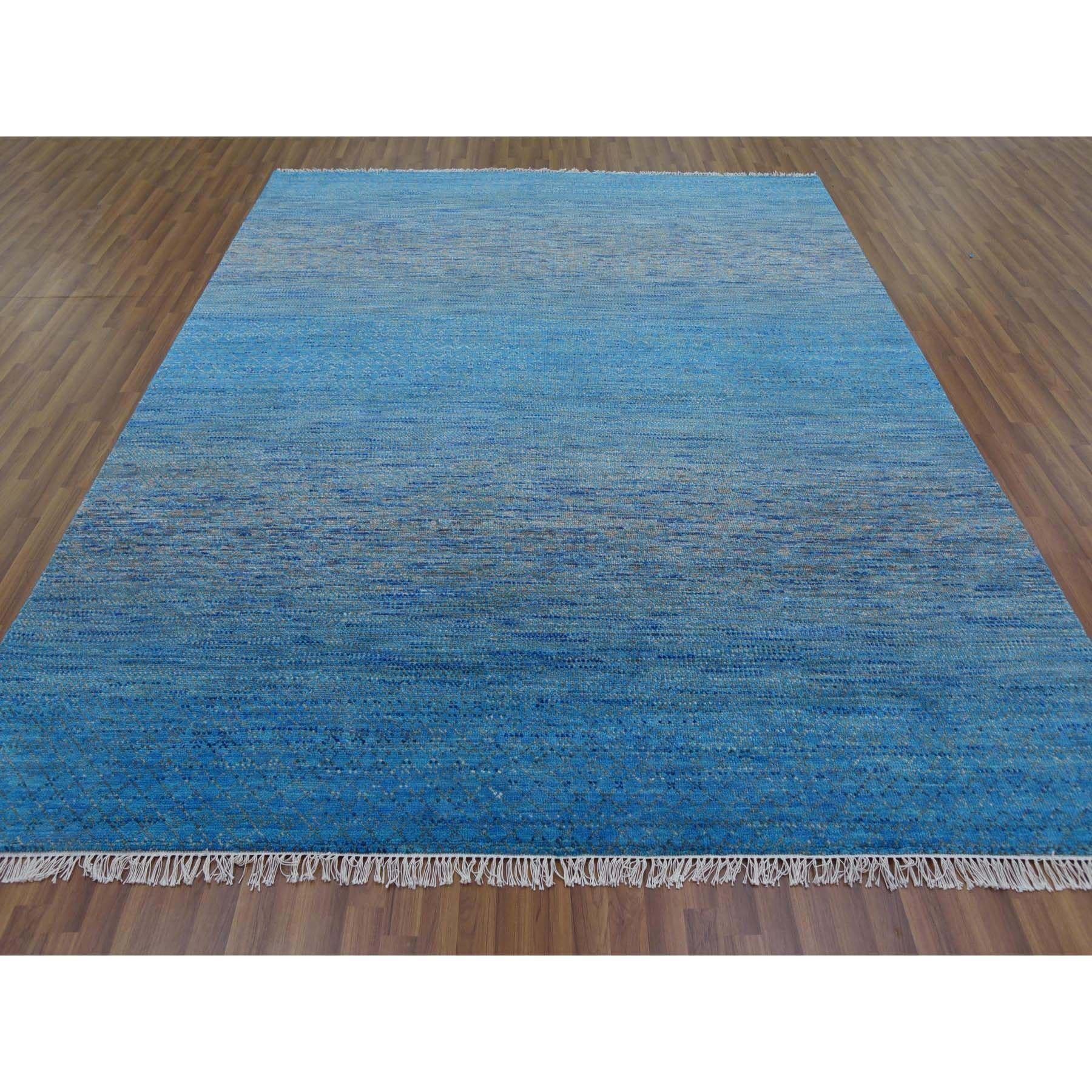 Se trata de una auténtica alfombra oriental azul, de pura lana anudada a mano, de la moderna colección Chiaroscuro, gruesa y afelpada. Ha sido anudada durante meses y meses con técnicas artesanales de tejido centenarias por expertos