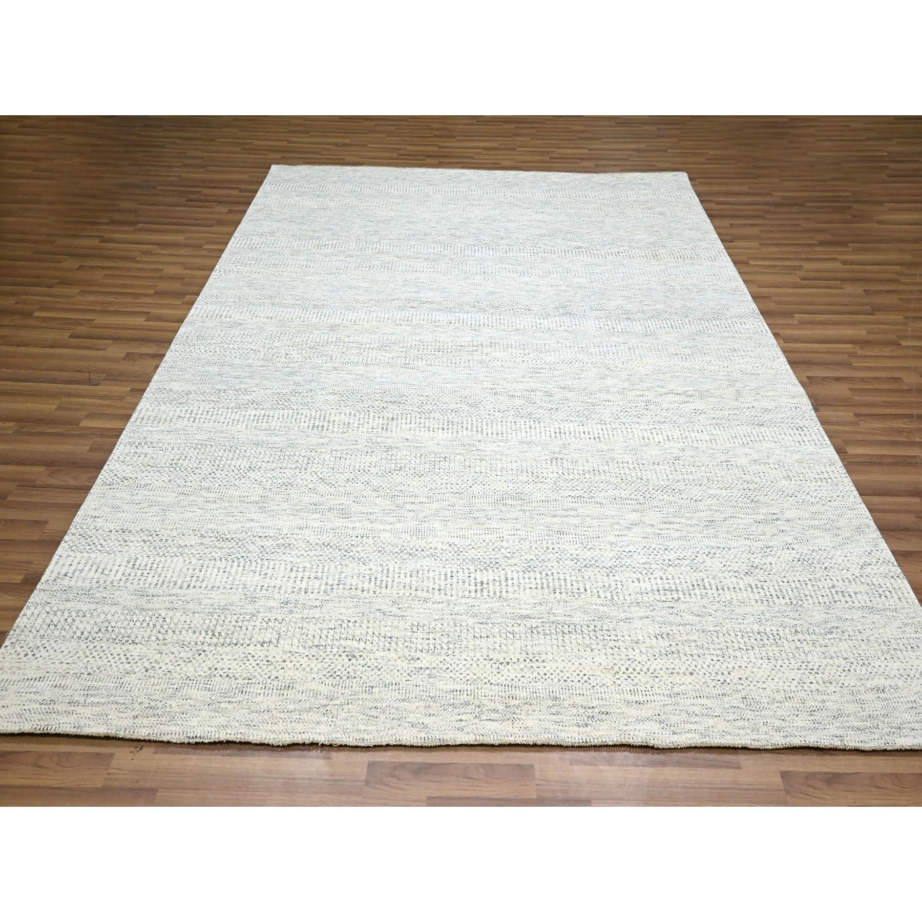 Chiffon Weiß, Modernes Gras Design, Handgeknüpft, Randlos, Weiche und lebendige Wolle, Üppig und Plüsch, Ton in Ton, Orientteppich
Primäre MATERIALIEN: Wolle
Latex: Kein Flor 
Höhe: 0,25 Zoll
Stil: AM Contemporary
Grundfarbe: Elfenbein
Sekundäre