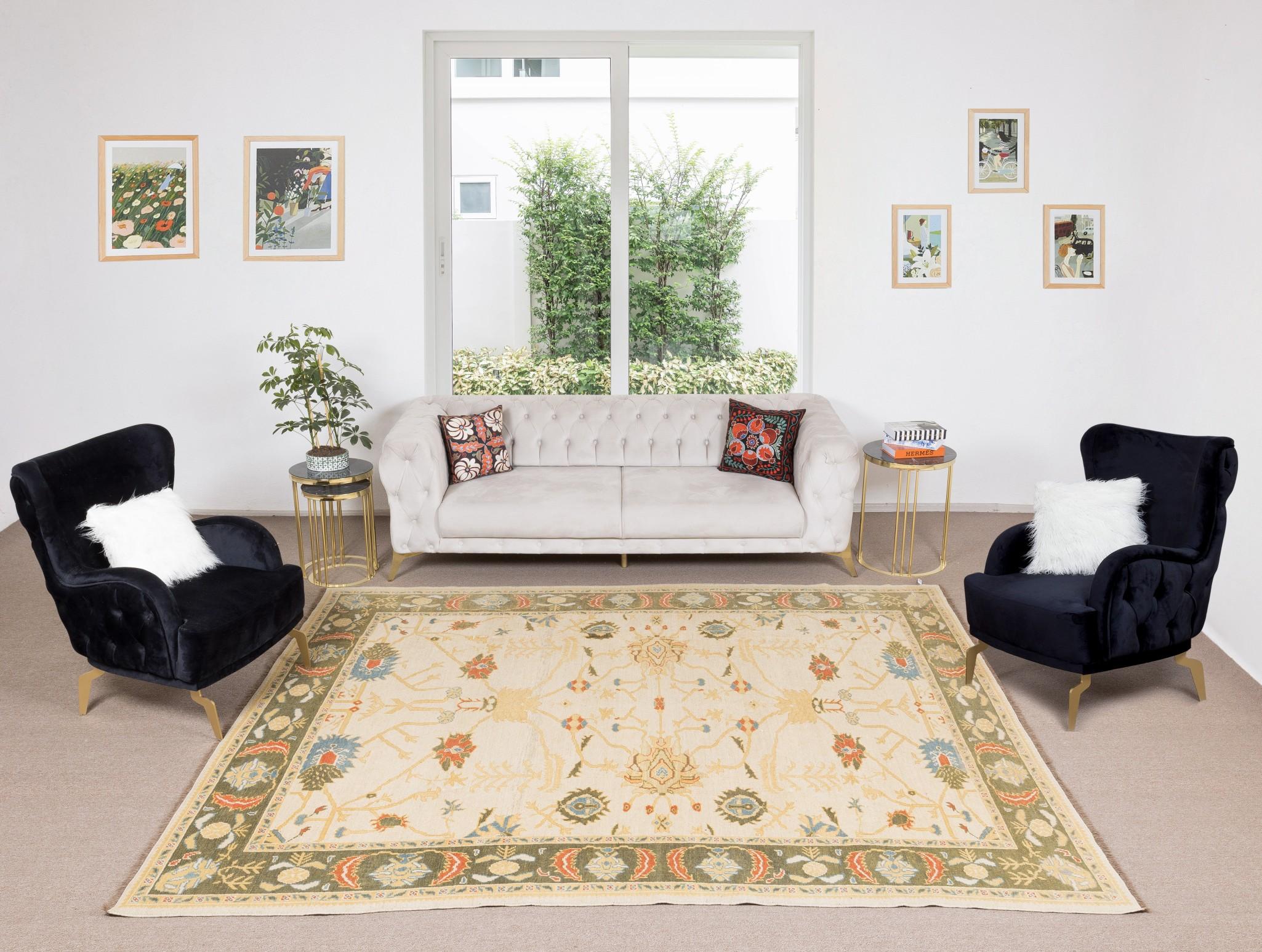 Ein handgeknüpfter zeitgenössischer türkischer Teppich.

Dieser moderne Teppich hat einen gleichmäßigen, mittelhohen Wollflor auf Wollbasis.

Es wird aus erstklassigen handgesponnenen Schafen und natürlichen Farbstoffen hergestellt, d.h. aus