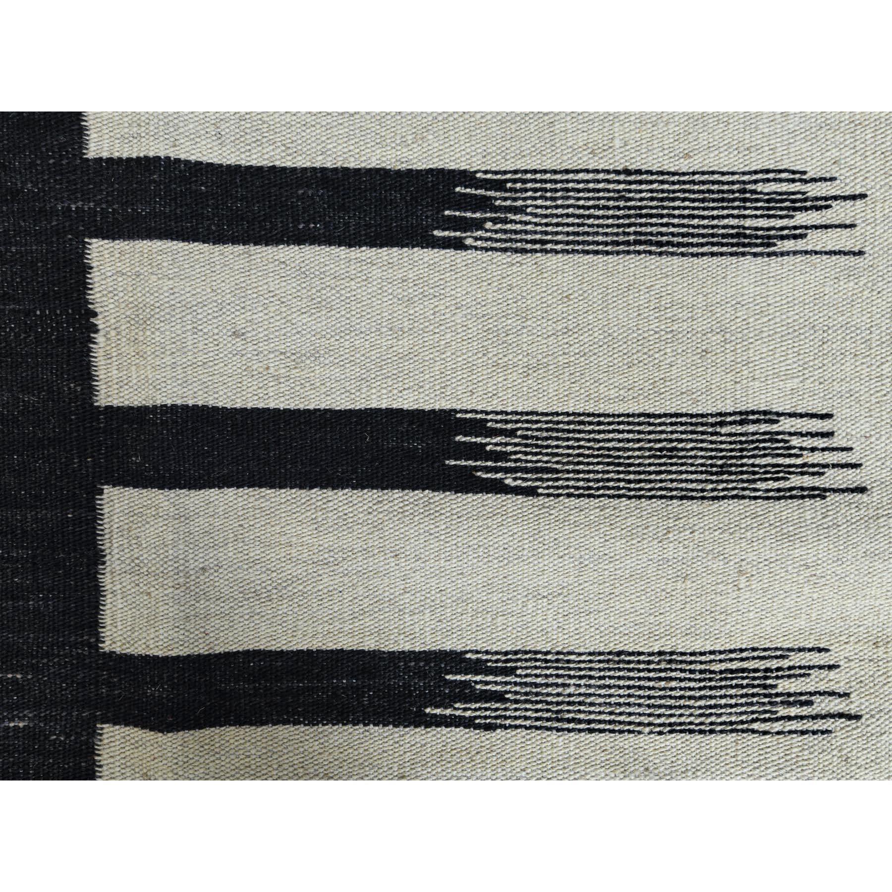 Il s'agit d'un véritable tapis d'Orient d'avant-garde tissé à la main en laine réversible Rug & Kilim. Il a été tissé pendant des mois et des mois selon des techniques artisanales séculaires par des artisans experts.
Matières premières : Laine
Latex