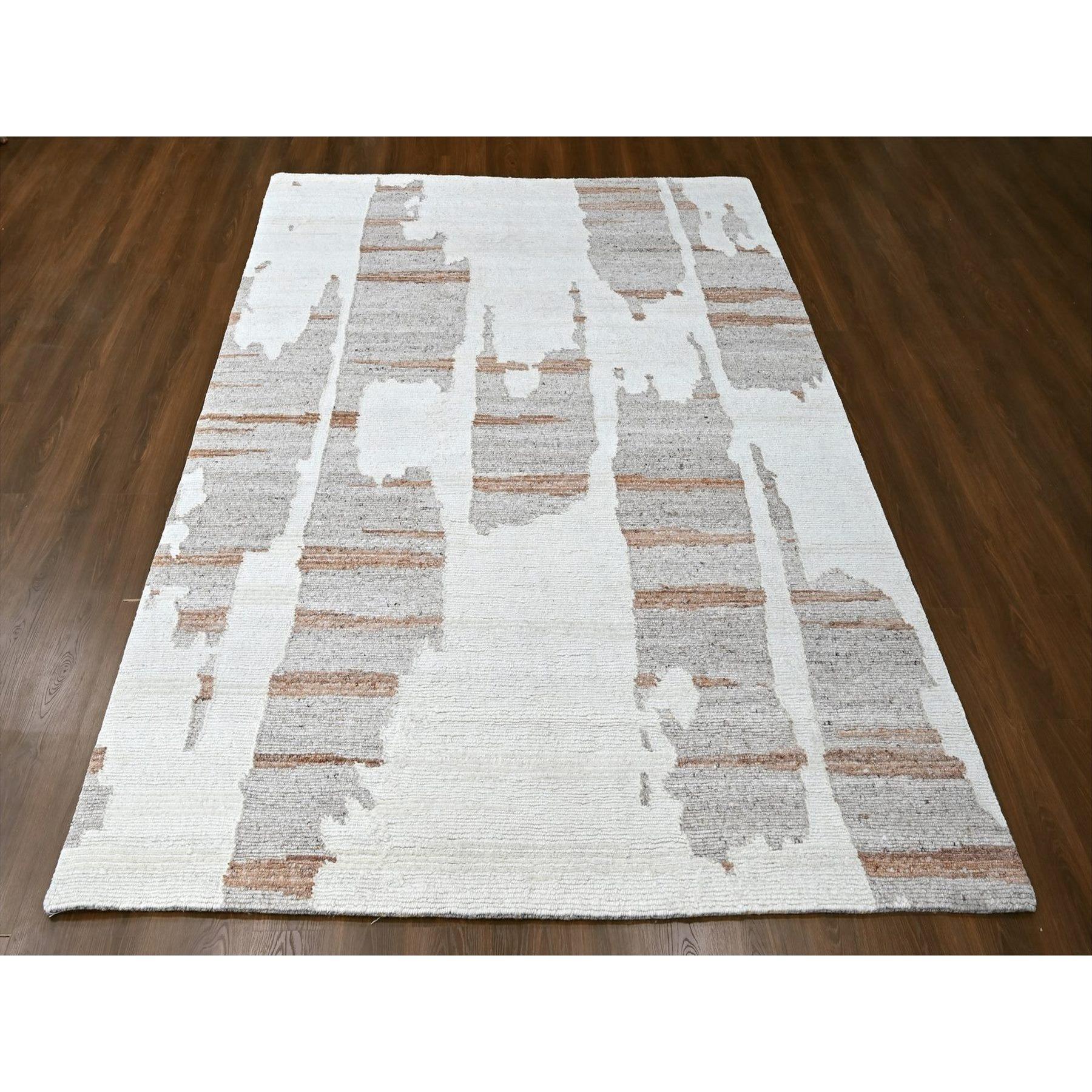 Blanc d'albâtre, Design/One minimaliste, Noué à la main, Laine naturelle, Tapis d'Orient
Matières premières : Laine
Latex : Pas de poils 
hauteur : 0,25 pouces
Style : Contemporain
Couleur primaire : Ivoire
Couleurs secondaires : Beige, Pêche,