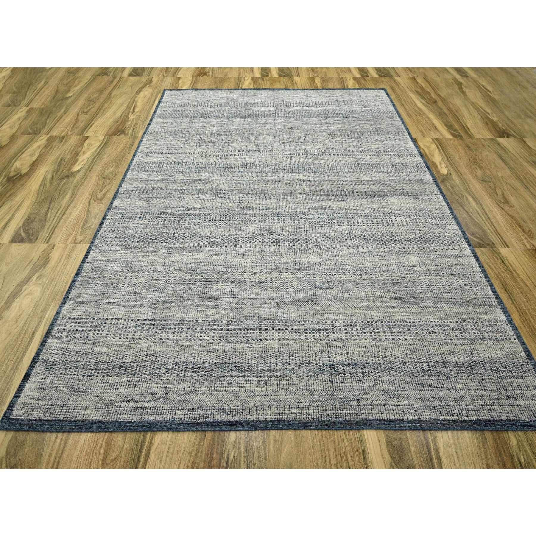 Azul medianoche y marfil, anudada a mano, 100% lana, diseño de hierba oxidada y desgastada con urdimbres expuestas, alfombra oriental
Materiales primarios: Lana
Látex: Sin pelo 
altura: 0,25 Pulgadas
Estilo: Contemporáneo
Color principal: