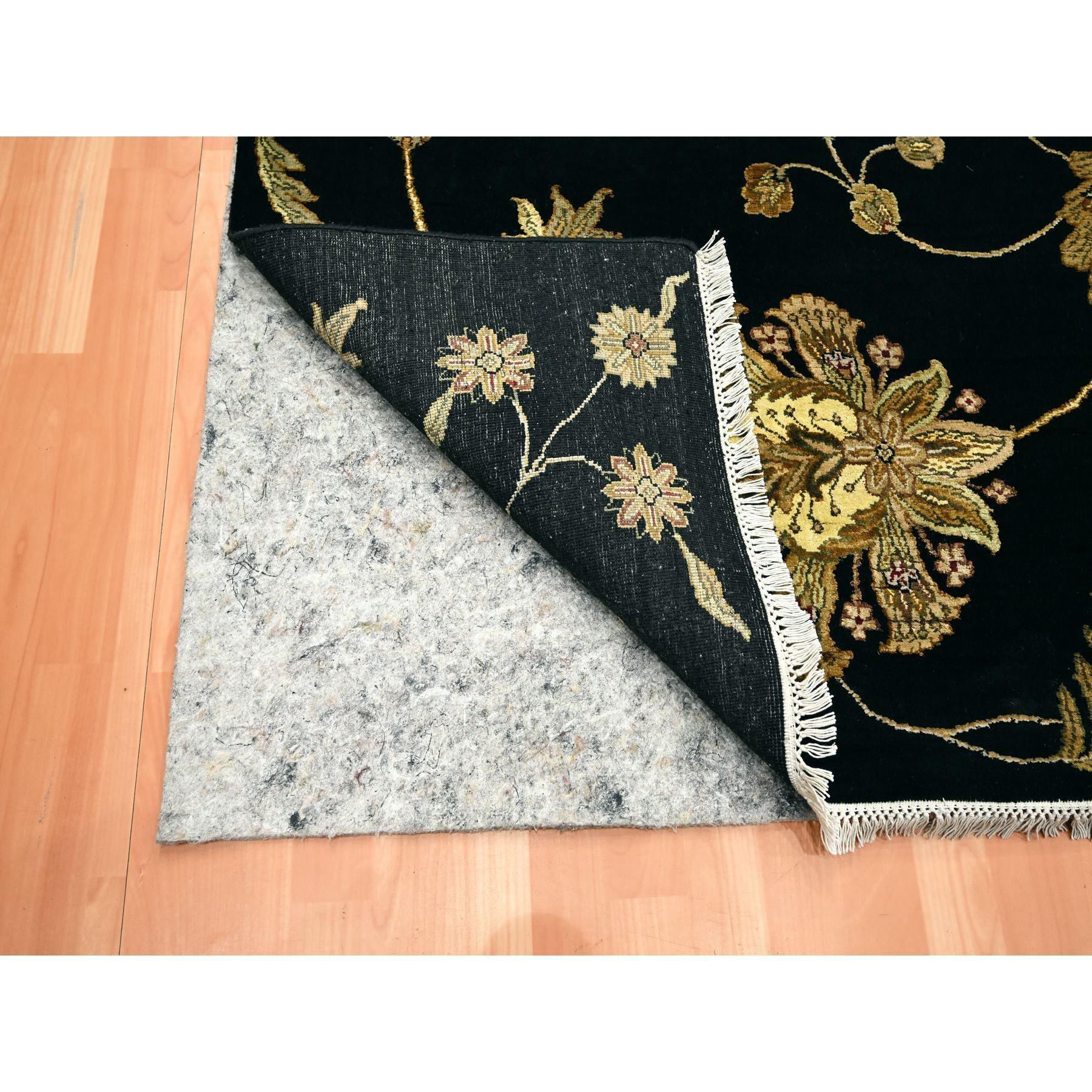 Indiano 8'2'x10' Onyx Black Borderless Botanical Design Wool and Silk Hand Knotted Rugs (Tappeto senza bordi in lana e seta) in vendita