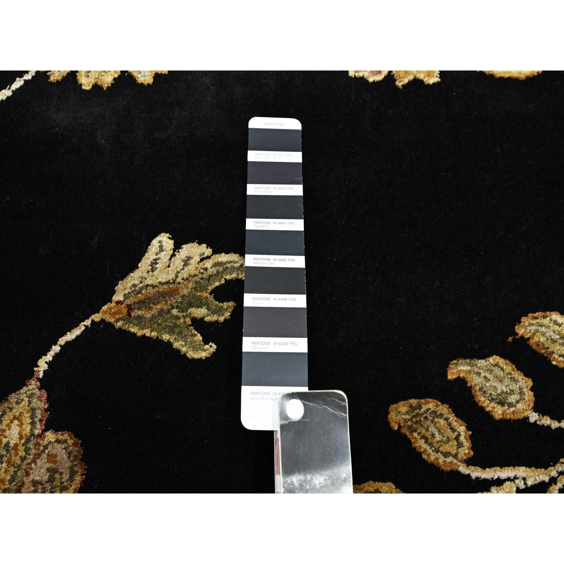 XXI secolo e contemporaneo 8'2'x10' Onyx Black Borderless Botanical Design Wool and Silk Hand Knotted Rugs (Tappeto senza bordi in lana e seta) in vendita