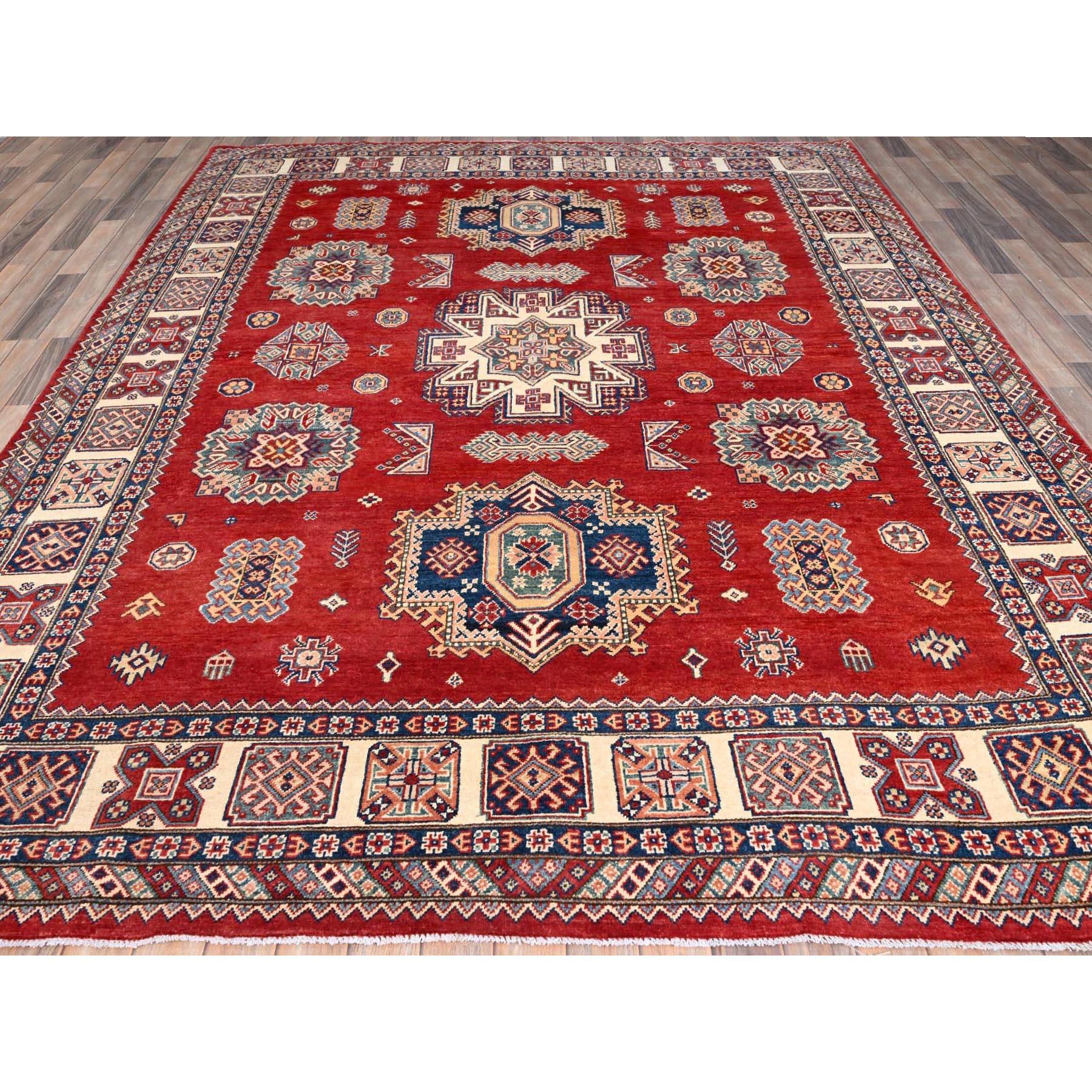 Si tratta di un autentico tappeto orientale Kazak speciale, annodato a mano, in pura lana, unico nel suo genere. È stato annodato per mesi e mesi con tecniche di tessitura secolari da esperti artigiani.
Materiali primari: Lana
Lattice: No Pile