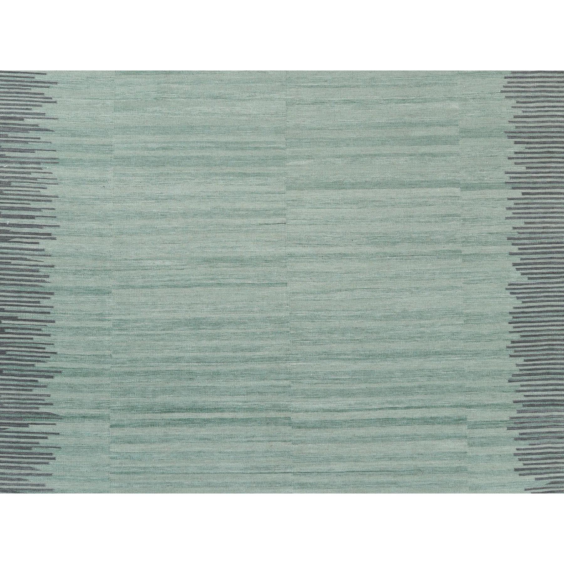 Si tratta di un autentico esemplare unico di Rug & Kilim a tessitura piatta verde chiaro con design etnico in pura lana reversibile. È stato tessuto per mesi e mesi con tecniche di tessitura secolari da esperti artigiani.
Materiali primari: