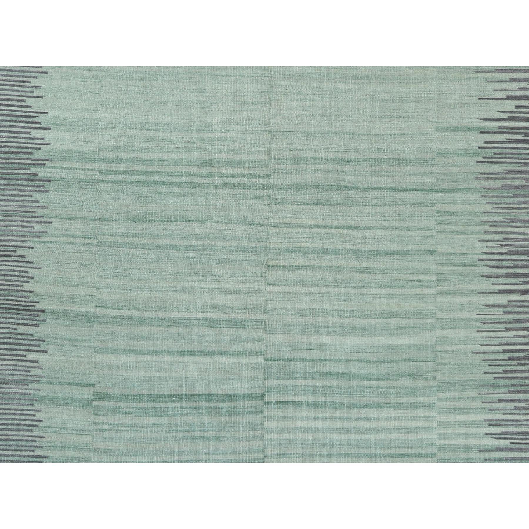 Dies ist eine wirklich echte one-of-a-kind Hand Woven Light Green Nomadic Design Flat Weave Kilim Handspun Wolle Reversible Oriental Rug. Es wurde monatelang in jahrhundertealten Webtechniken von erfahrenen Kunsthandwerkern gewebt.
Primäre