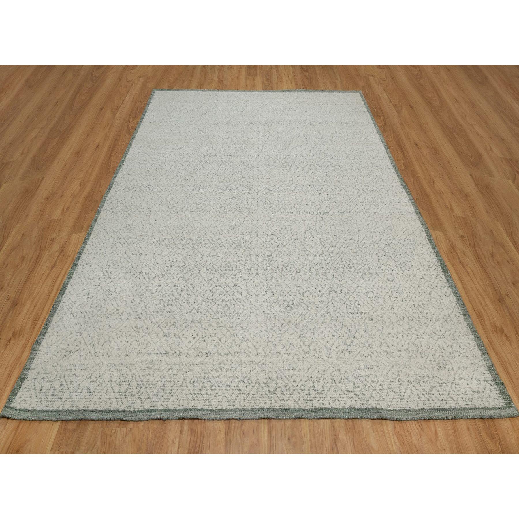 Blanc d'albâtre, tissé �à la main, tissage plat avec poils texturés, laine naturelle non teintée, tapis d'Orient
Matières premières : Laine
Latex : Pas de poils 
hauteur : 0,25 pouces
Style : Contemporain
Couleur primaire : Ivoire
Couleurs