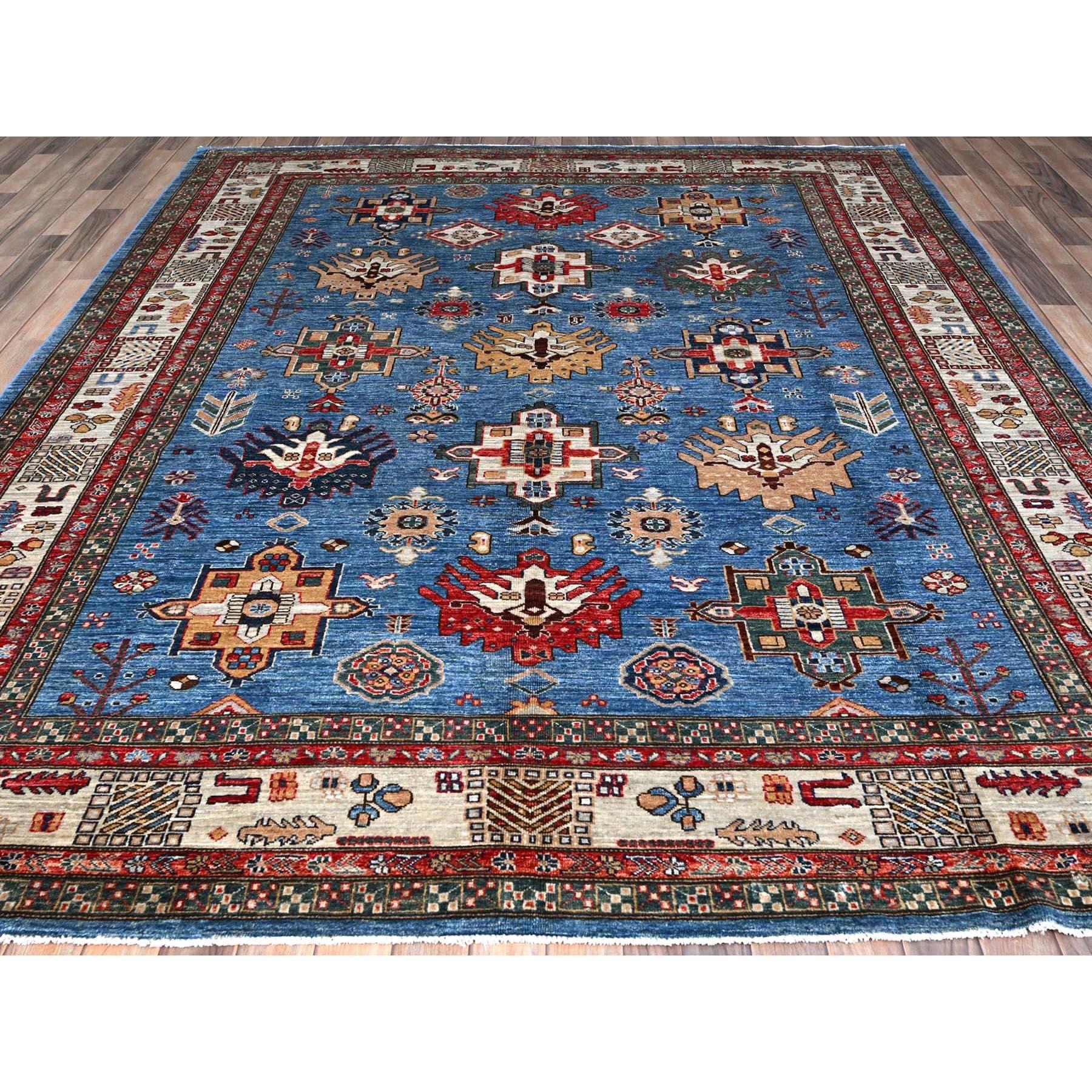 Il s'agit d'un véritable tapis d'Orient Afghan Super Kazak, noué à la main, en pure laine. Il a été noué pendant des mois et des mois selon des techniques de tissage séculaires par des artisans experts.
Matières premières : Laine
Latex : Pas de