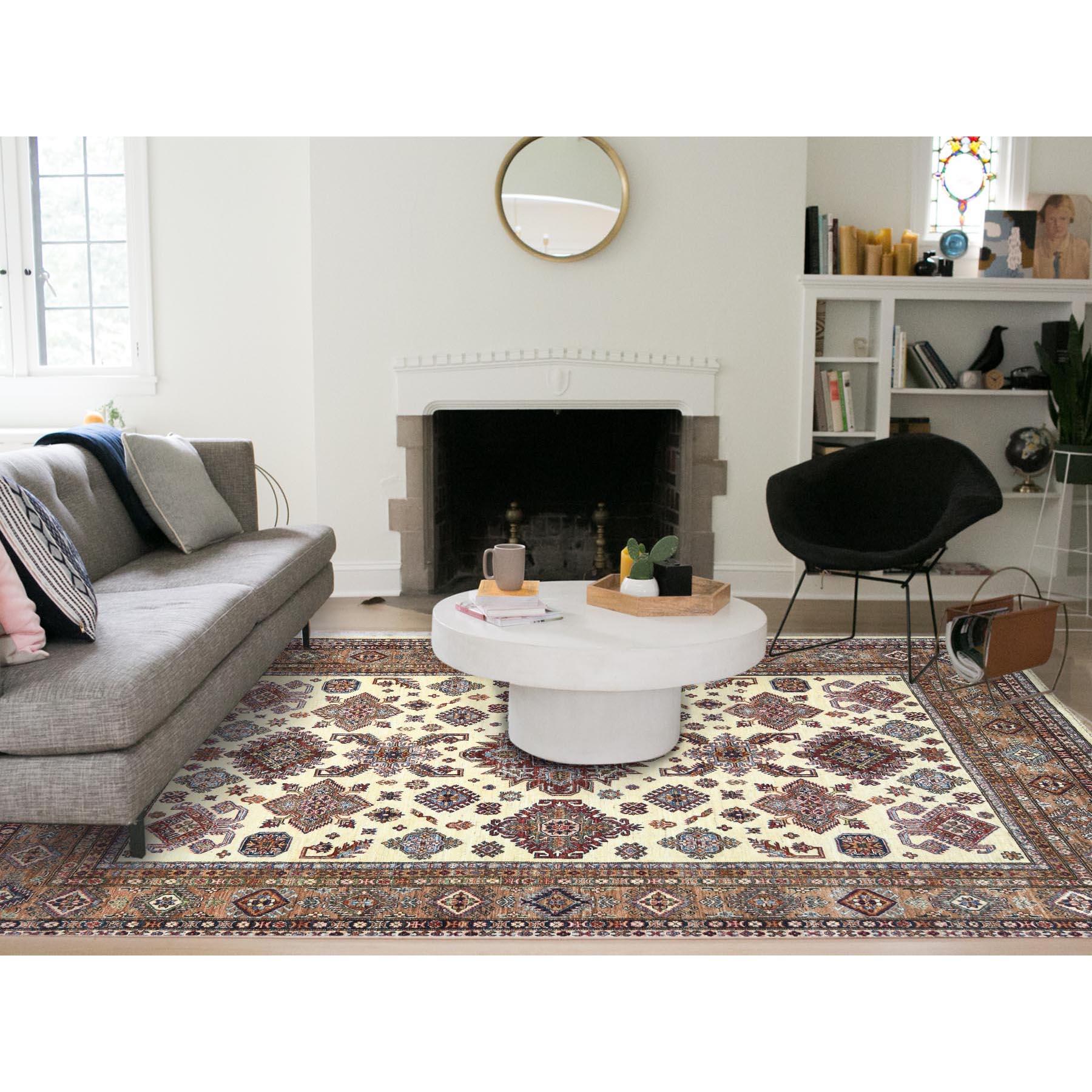 Il s'agit d'un véritable tapis d'Orient en ivoire, Afghan Super Kazak avec des médaillons géométriques, teintures naturelles densément tissées, laine naturelle nouée à la main. Il a été noué pendant des mois et des mois selon les techniques