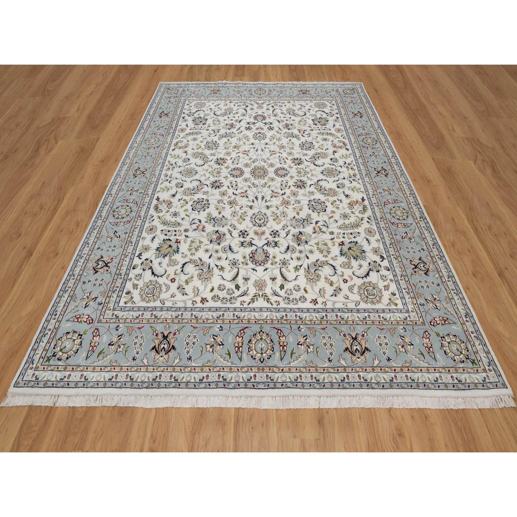 Vista White, 250 KPSI, poils doux, Nain avec design all over, laine et soie, noué à la main, tapis oriental
Matériaux primaires : Laine et soie
Latex : Pas de poils 
hauteur : 0,25 pouces
Style : Traditionnel
Couleur primaire : Ivoire
Couleurs