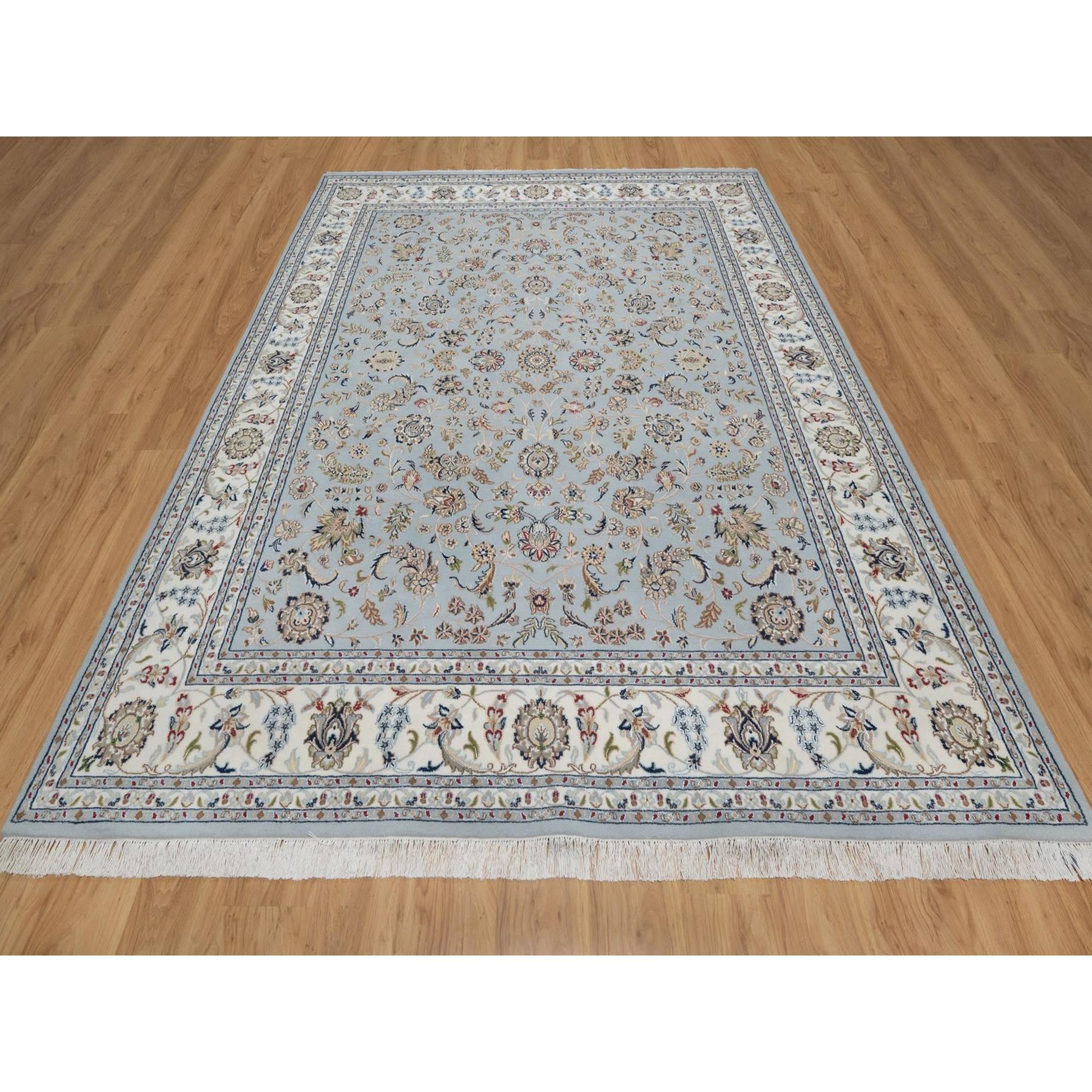 Bleu ardoise, Nain avec motifs floraux, 250 KPSI, poils doux, noué à la main, laine et soie, tapis d'Orient
Matériaux primaires : Laine et soie
Latex : Pas de poils 
hauteur : 0,25 pouces
Style : Traditionnel
Couleur primaire : Gris
Couleurs