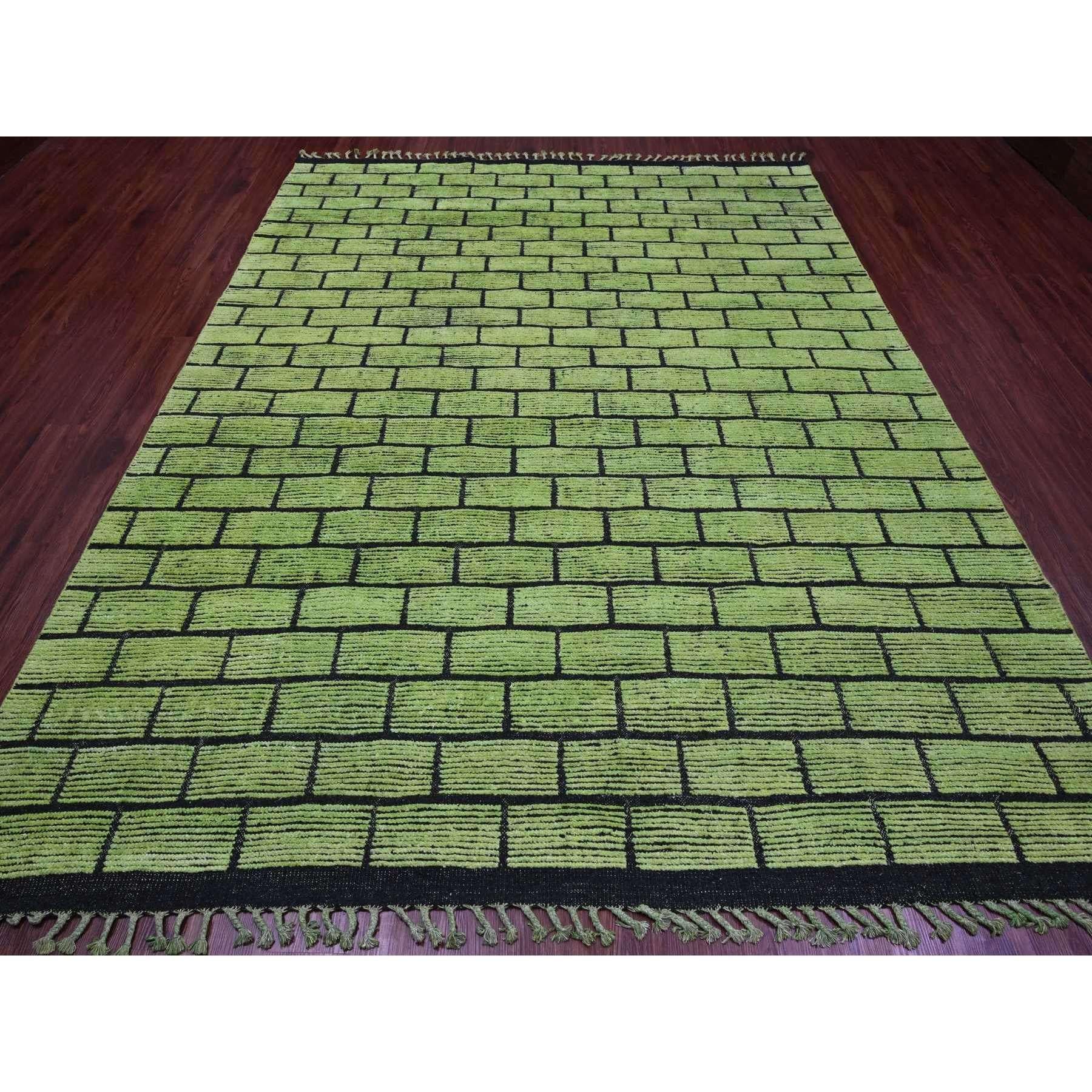 Vert poire, noué à la main, tissage marocain avec motifs de briques sur tout le pourtour, pure laine, tapis d'Orient
Matières premières : Laine
Latex : Pas de poils 
hauteur : 0,25 pouces
Style : Contemporain
Couleur primaire : vert
Couleurs