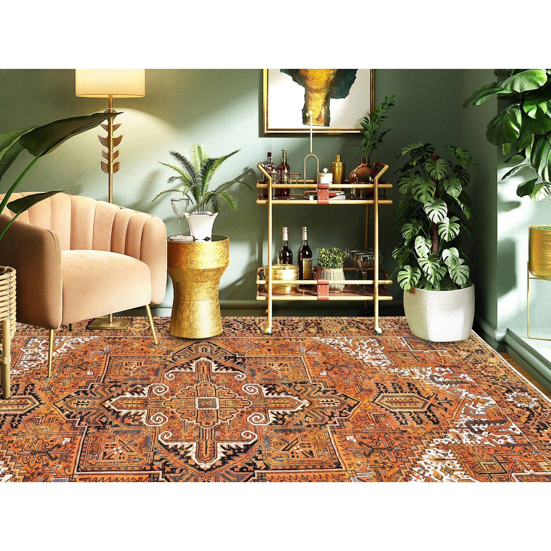 Golden Orange, Vintage Persian Heriz mit geometrischem Medaillon Design, 100% Wolle, handgeknüpft, gleichmäßige Abnutzung, niedrig geschoren, guter Zustand, Seiten und Enden professionell gesichert, Orientteppich
Primäre MATERIALIEN: Wolle
Latex: