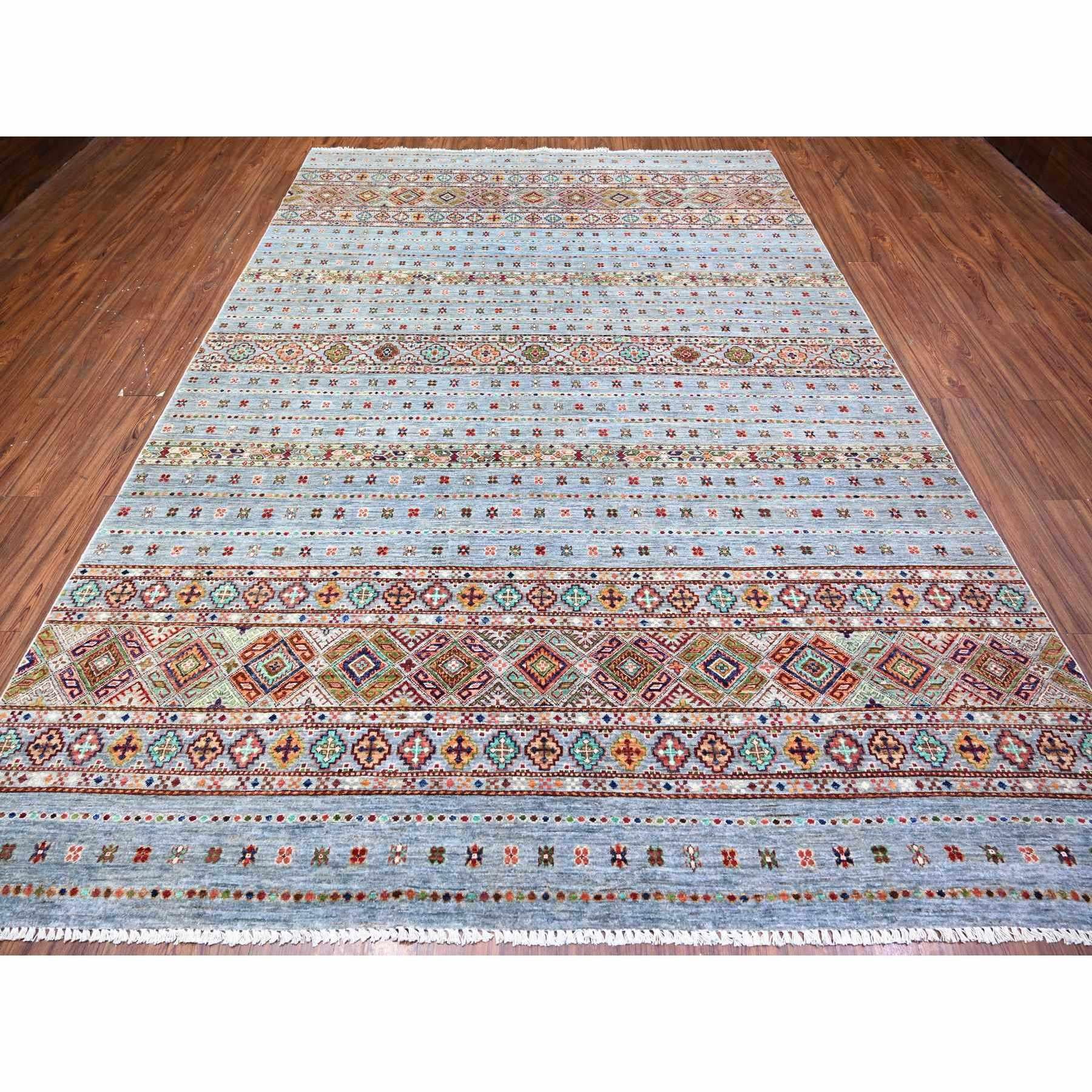 Se trata de una auténtica alfombra oriental anudada a mano con diseño Super Kazak Khorjin. Ha sido anudada durante meses y meses con técnicas artesanales de tejido centenarias por expertos artesanos.
Materiales primarios: Lana
Látex: Sin pelo