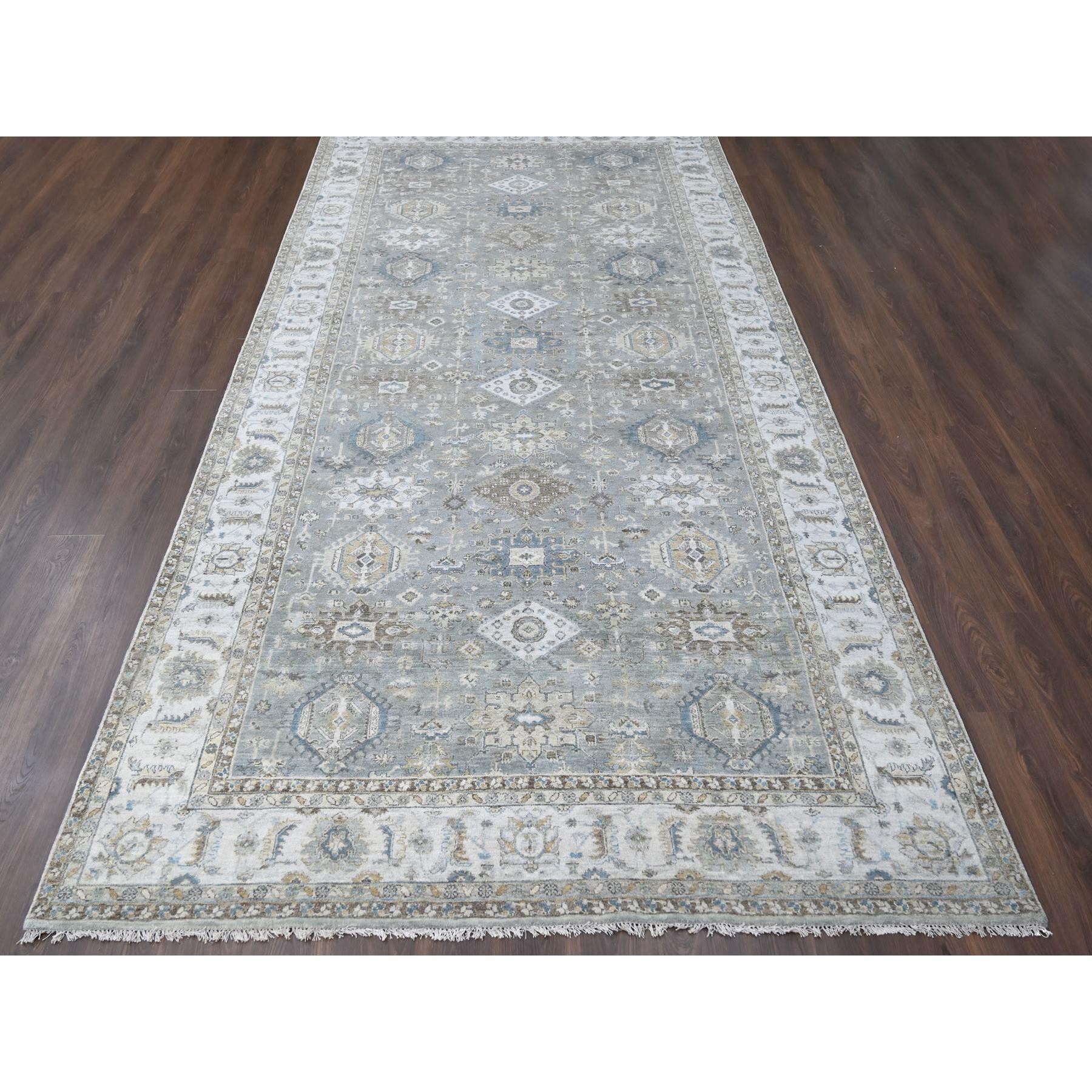 Grau und Elfenbein, handgeknüpft, Karajeh Design mit geometrischem Medaillon, reine Wolle, Galerie Größe Orientteppich
Primäre MATERIALIEN: Wolle
Latex: Kein Flor 
Höhe: 0,25 Zoll
Stil: Traditionell
Grundfarbe: Grau
Sekundäre Farben: Braun, Beige,