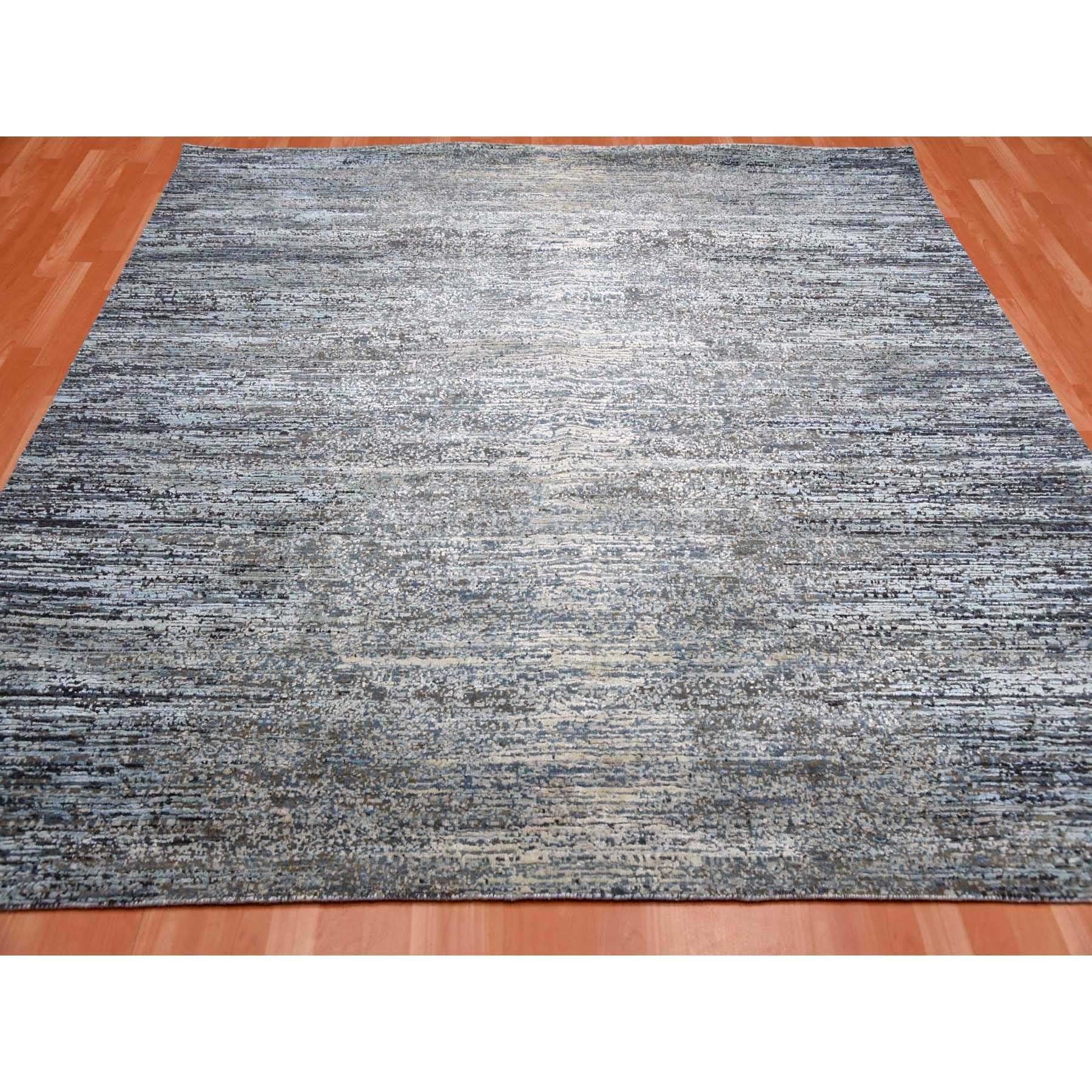 Si tratta di un autentico esemplare unico di Tappeto Orientale Quadrato Annodato a Mano in Lana Oceanica Blu e Pura Seta con Design/One Orizzontale. È stato annodato per mesi e mesi con tecniche di tessitura secolari da esperti artigiani.
Materiali