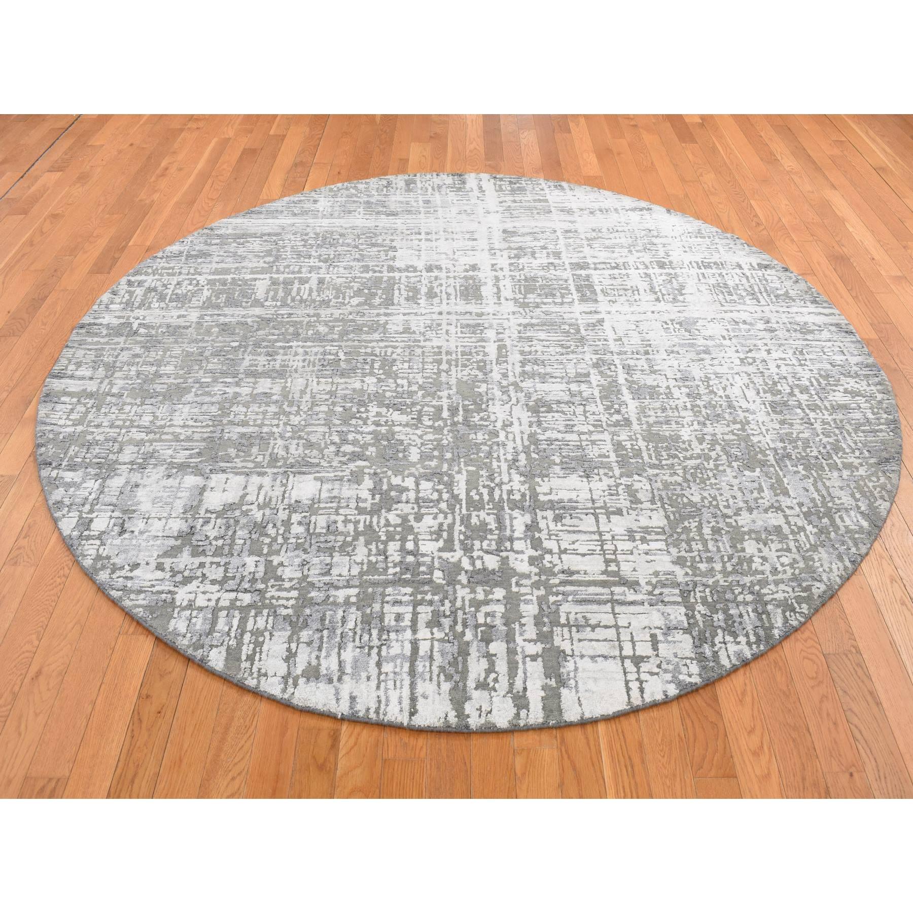 Grigio carbone, Lana e seta, Disegno astratto a croce, Annodato a mano, Tappeto orientale rotondo
Materiali primari: Lana e seta
Lattice: No Pile 
altezza: 0,25 pollici
Stile: Di transizione
Colore primario: Grigio
Colori secondari: Avorio
Modello: