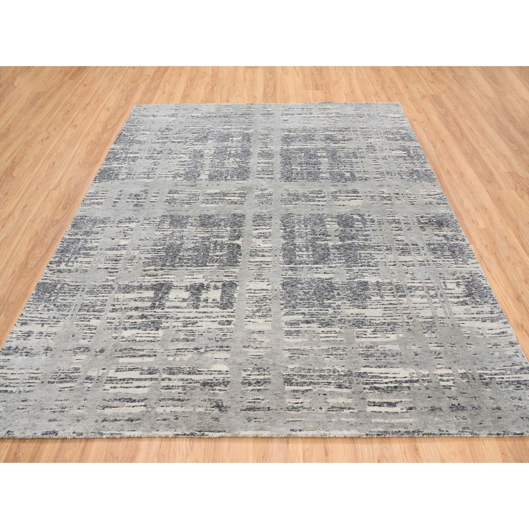 Dies ist eine wirklich echte one-of-a-kind Light Gray Hand Knotted Modern Criss Cross Erased Design Hand Spun Undyed Natural Wool Square Oriental Rug. Es wurde monatelang von Experten in jahrhundertealten Webtechniken geknüpft,
Primäre MATERIALIEN: