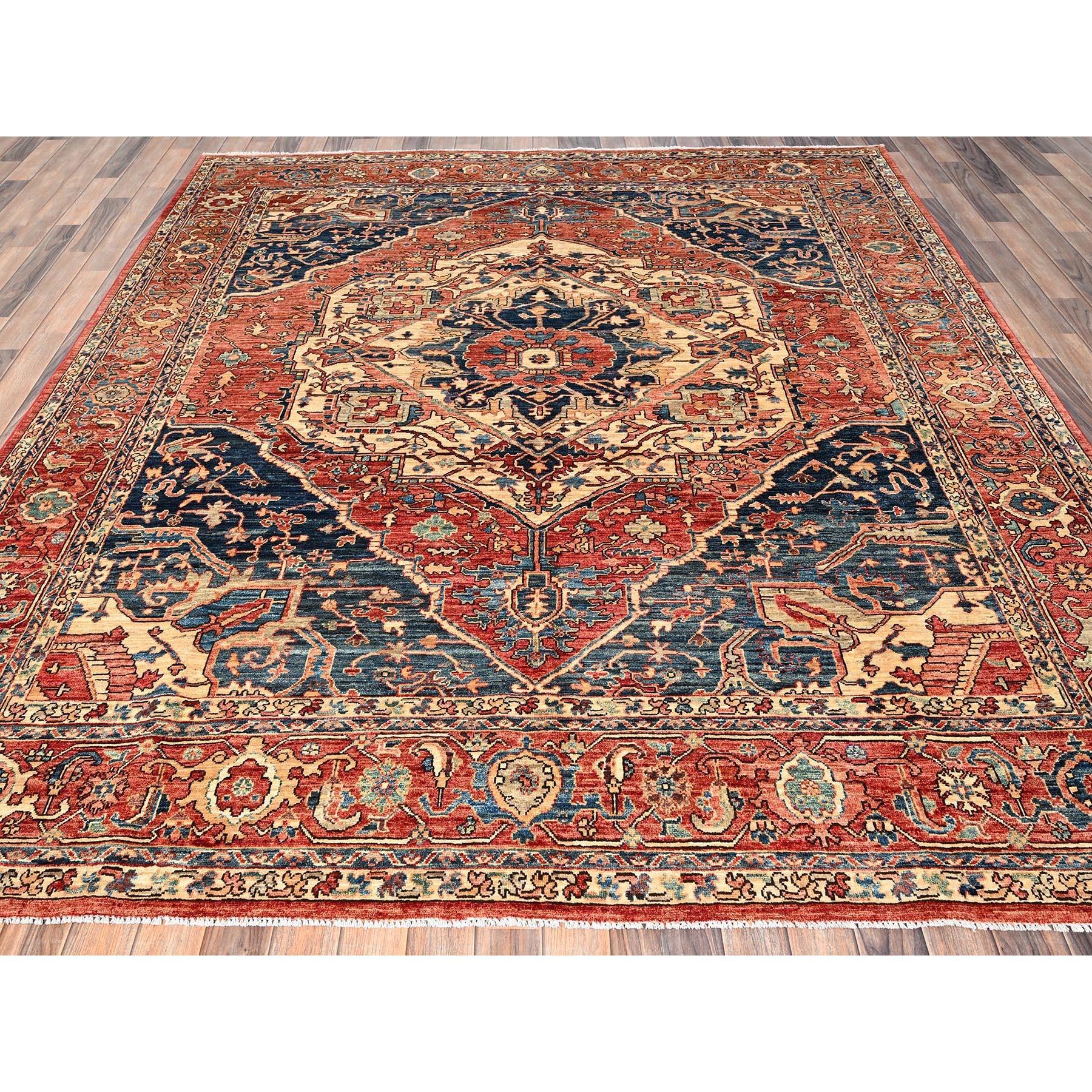 Rojo Coral, Colección Aryana, Serapi Heriz con Diseño de Medallón Grande, Tintes Vegetales, Lana de Alta Montaña, Anudada a Mano, Pelo Suave, Tejido Denso, Alfombra Oriental
Materiales primarios: Lana
Látex: Sin pelo 
altura: 0,25 Pulgadas
Estilo: