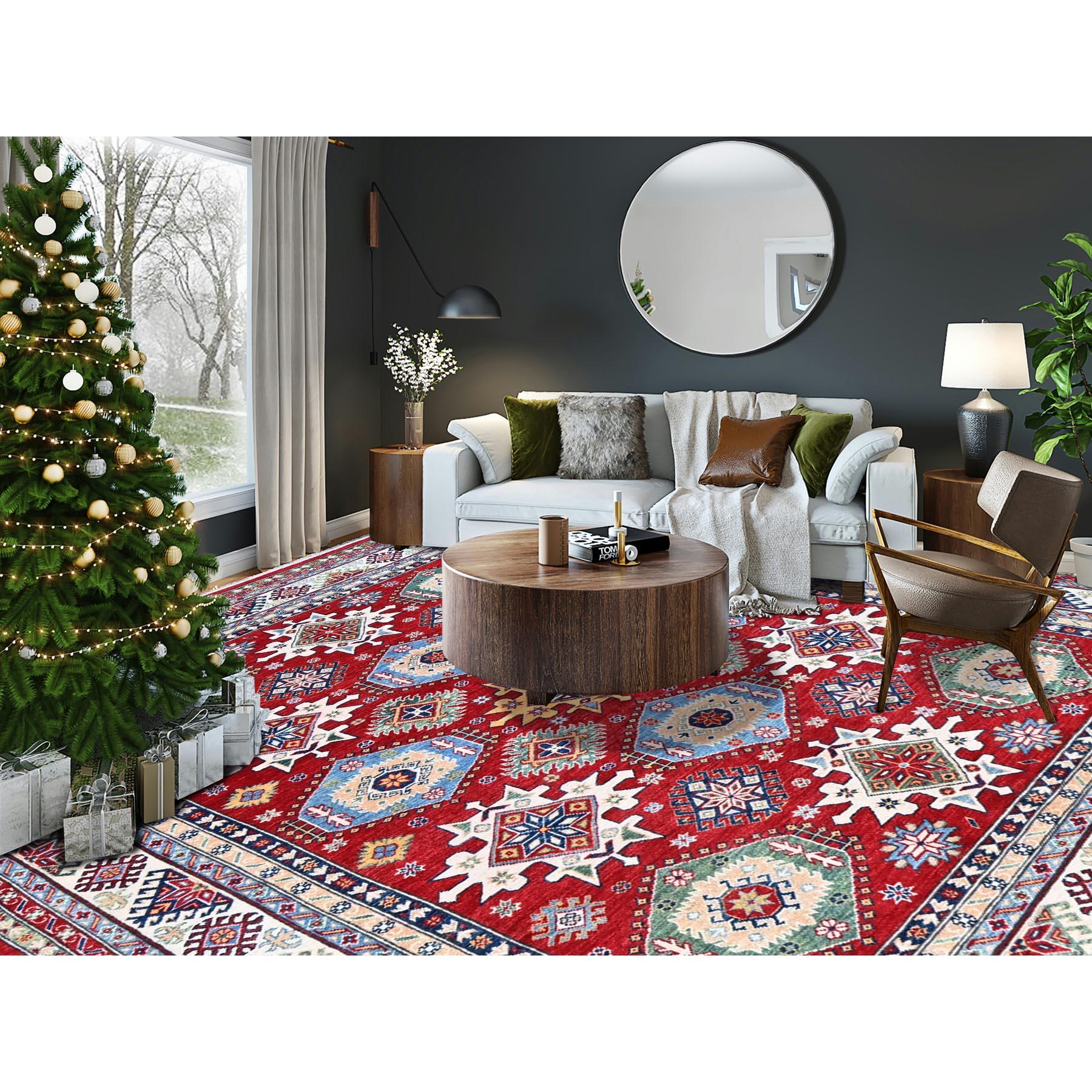 Angels Red, Kazak avec design de médaillons géométriques, laine douce et veloutée, nouée à la main, tissage plus dense, teintures végétales, tapis d'Orient<br /><br />Matériaux primaires : LaineLatex : NonHauteur des poils : 0.25 poucesStyle :