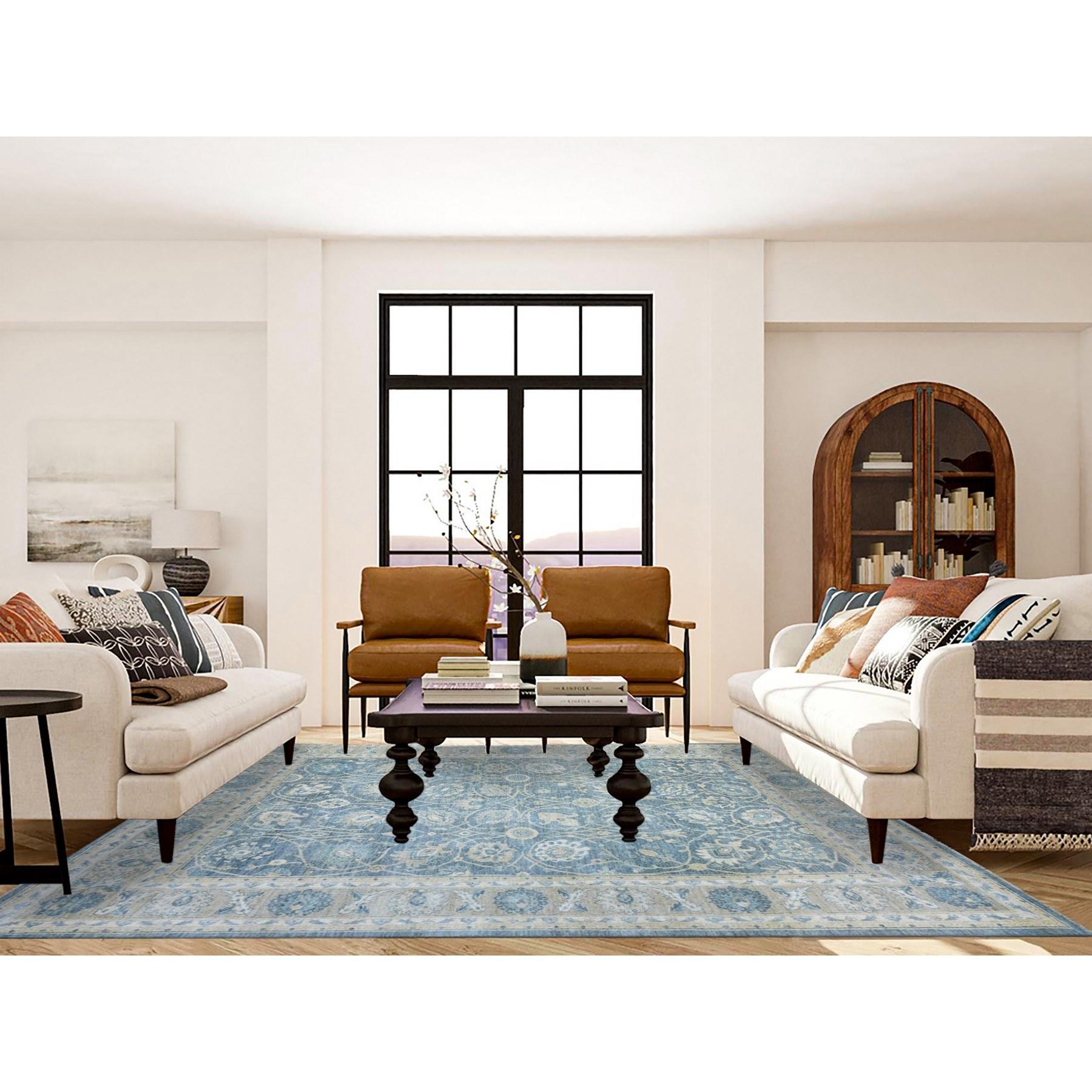 Il s'agit d'une véritable pièce unique, gris bleuâtre, nouée à la main, Peshawar Finer avec Mahal Design, densément tissée avec des teintures naturelles, laine douce, tapis d'Orient. Il a été noué pendant des mois et des mois selon les techniques