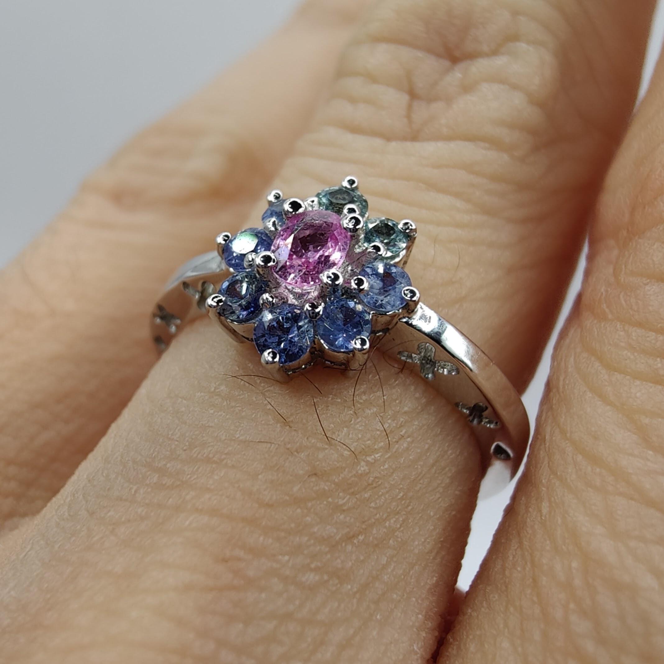 .83 Carat Pink & Blue Sapphire Flower Ring in 18K White Gold For Sale 6