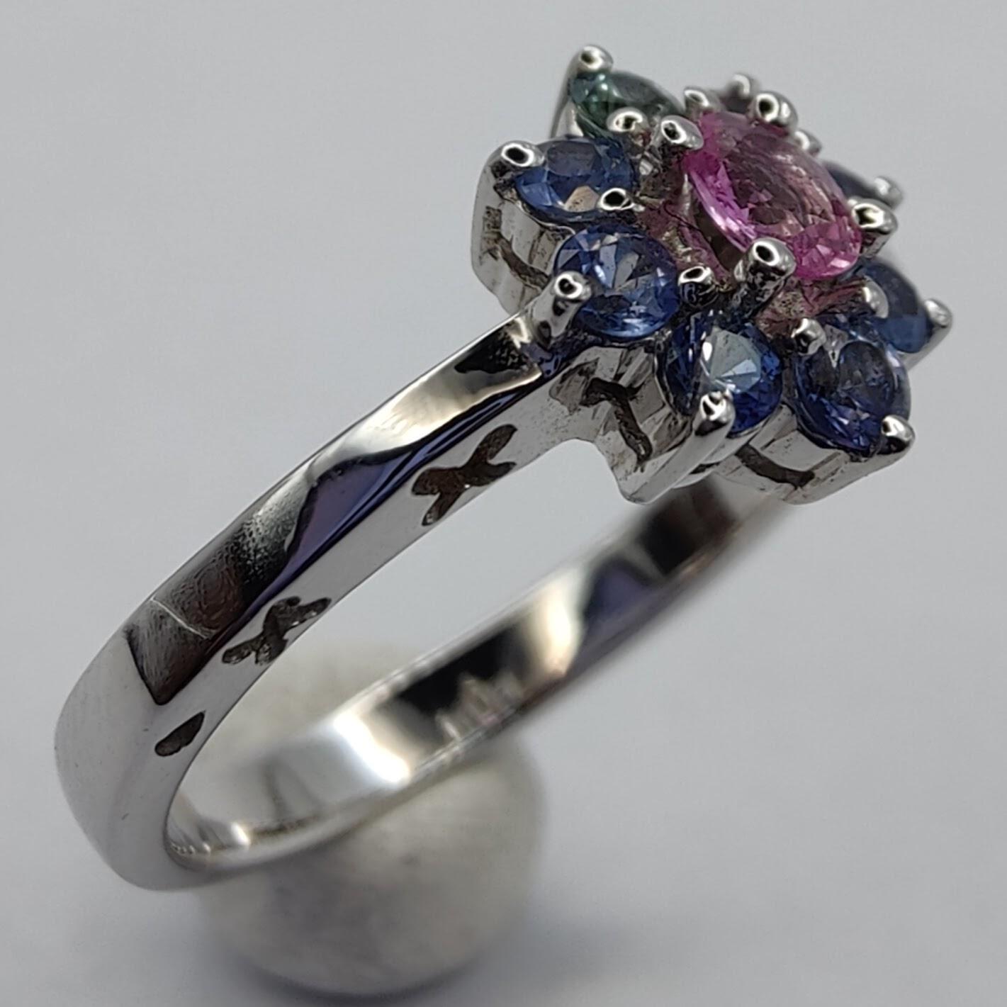 .83 Carat Pink & Blue Sapphire Flower Ring in 18K White Gold In New Condition For Sale In Wan Chai District, HK