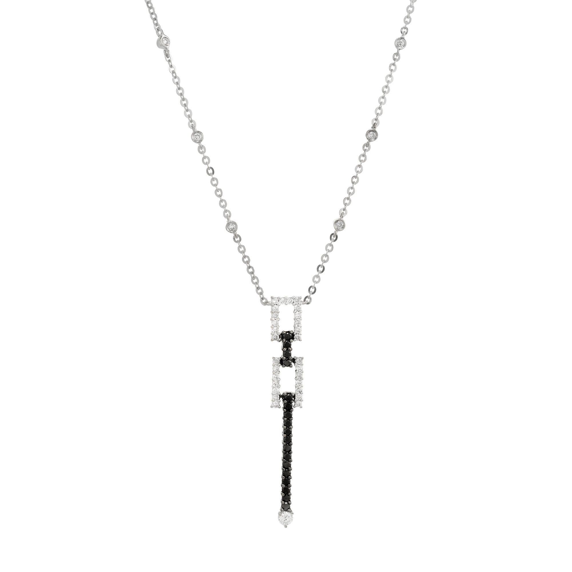 collier pendentif en or blanc 18k avec diamant noir et blanc. Une chaîne à maillons plats en or blanc 14k suspend un pendentif en diamant blanc et noir en son centre. Pendentif composé de deux rectangles sertis de diamants ronds blancs reliés par