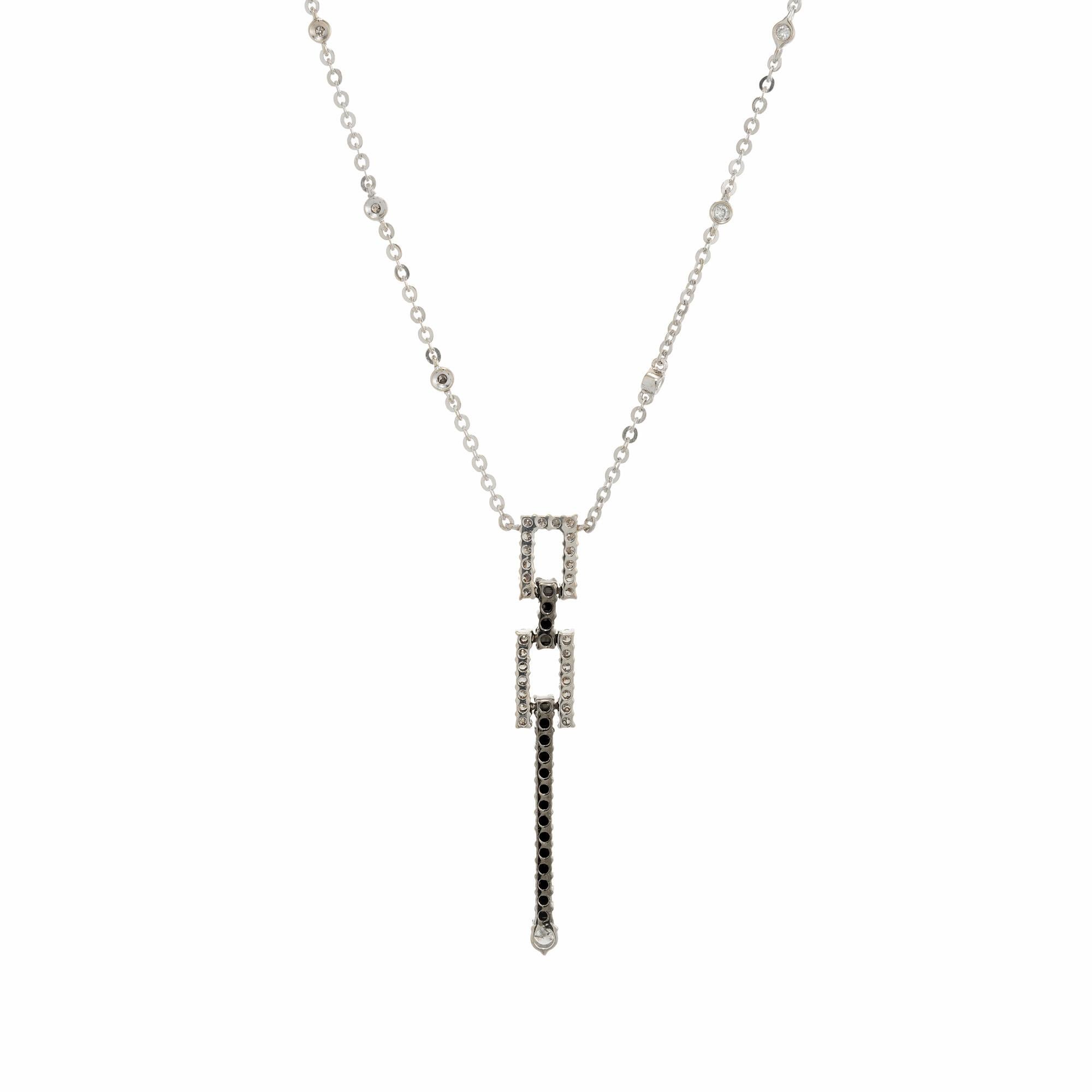 Taille ronde Collier pendentif en or blanc avec diamants blancs et noirs en vente