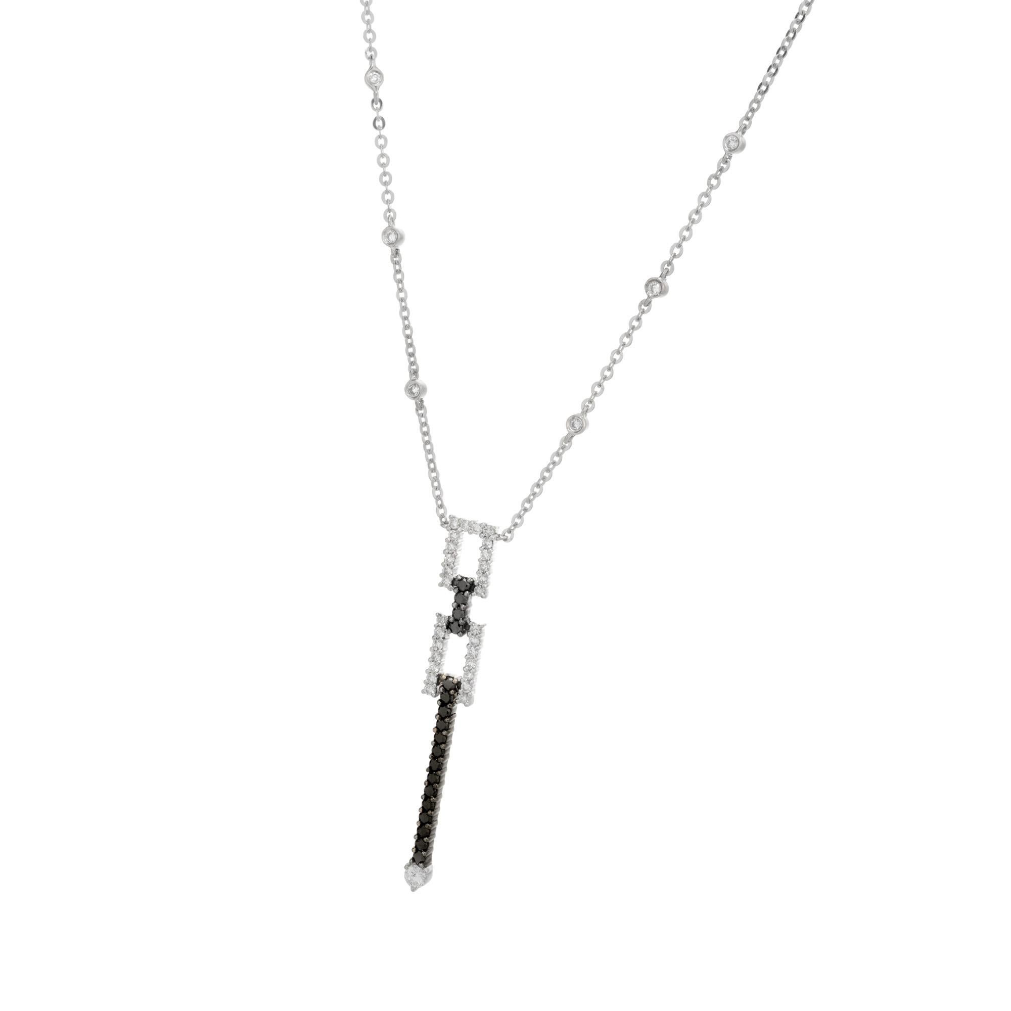 Collier pendentif en or blanc avec diamants blancs et noirs Excellent état - En vente à Stamford, CT