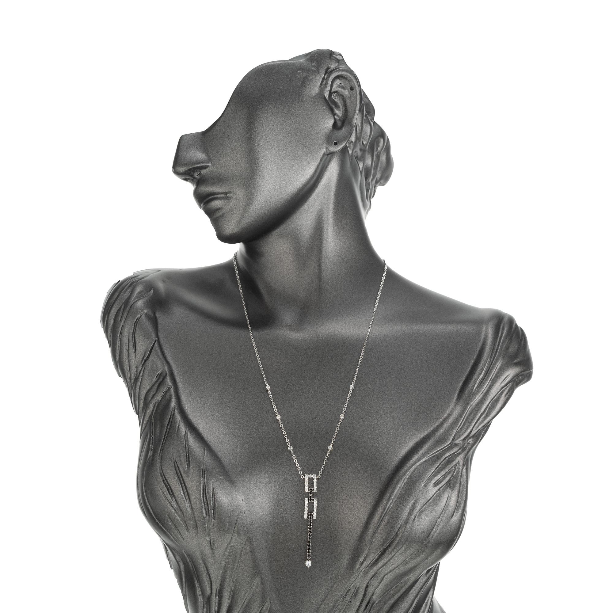Collier pendentif en or blanc avec diamants blancs et noirs en vente 1