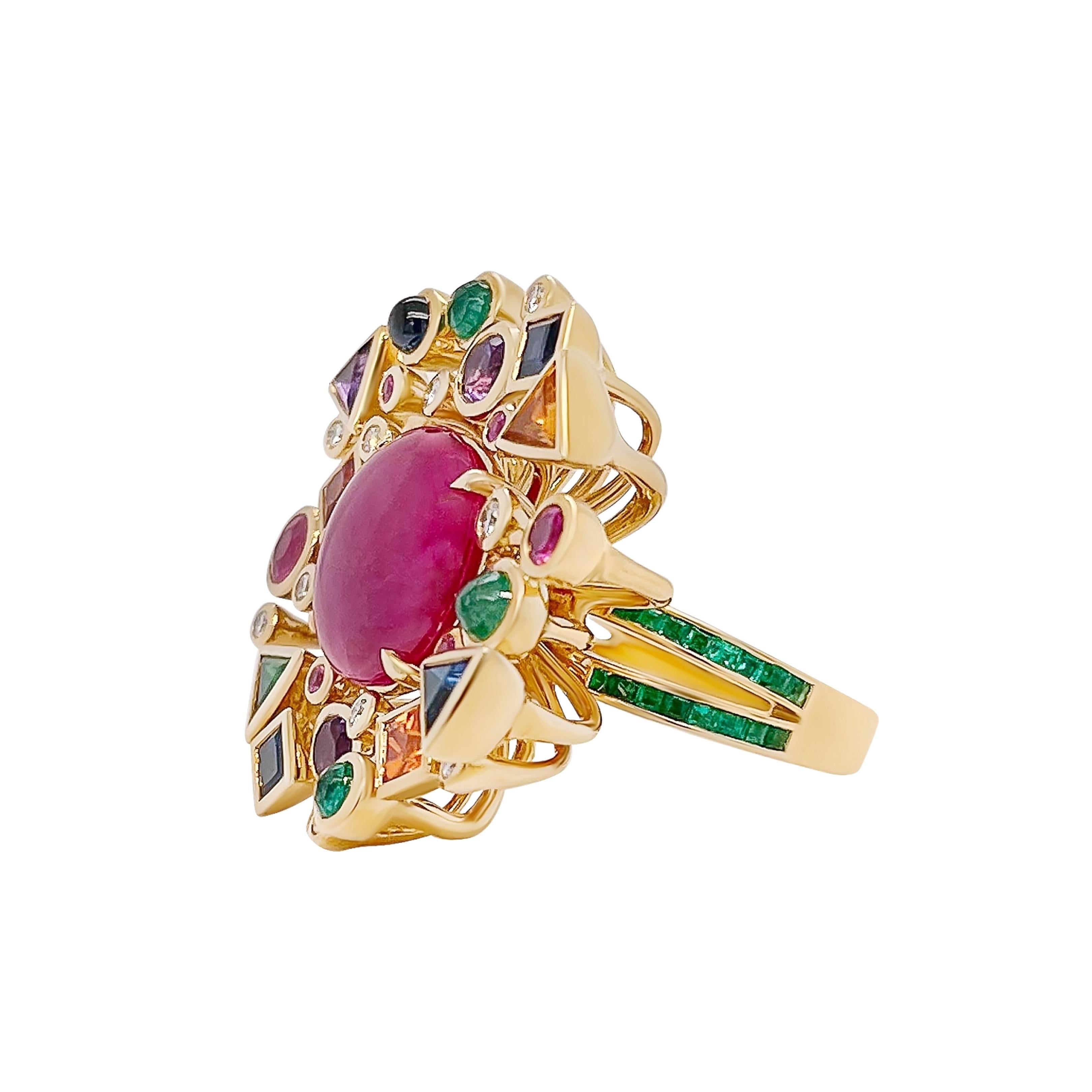 Questo anello in oro giallo 18 carati mette in mostra un raro rubino birmano cabochon da 8,3 carati, splendidamente completato da diamanti, zaffiri, ametista e smeraldi, che orbitano al centro come pianeti. Gli smeraldi a taglio quadrato lungo la