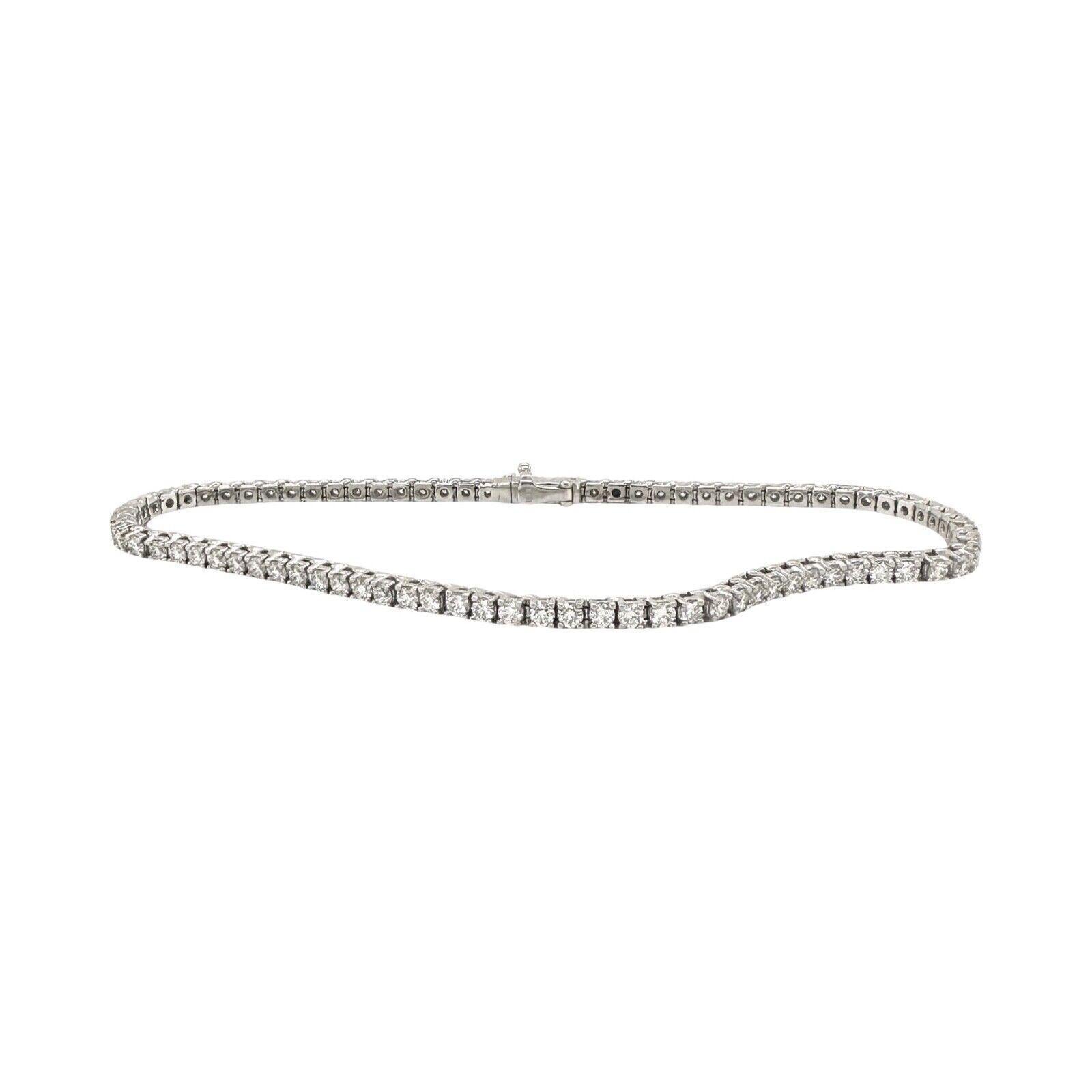 Esta magnífica pulsera de tenis con 83 diamantes redondos, con un peso total aproximado de 4 quilates, es un testimonio de elegancia y lujo atemporales. Con sus brillantes diamantes, su longitud ajustable y su versatilidad, no es sólo una pieza de