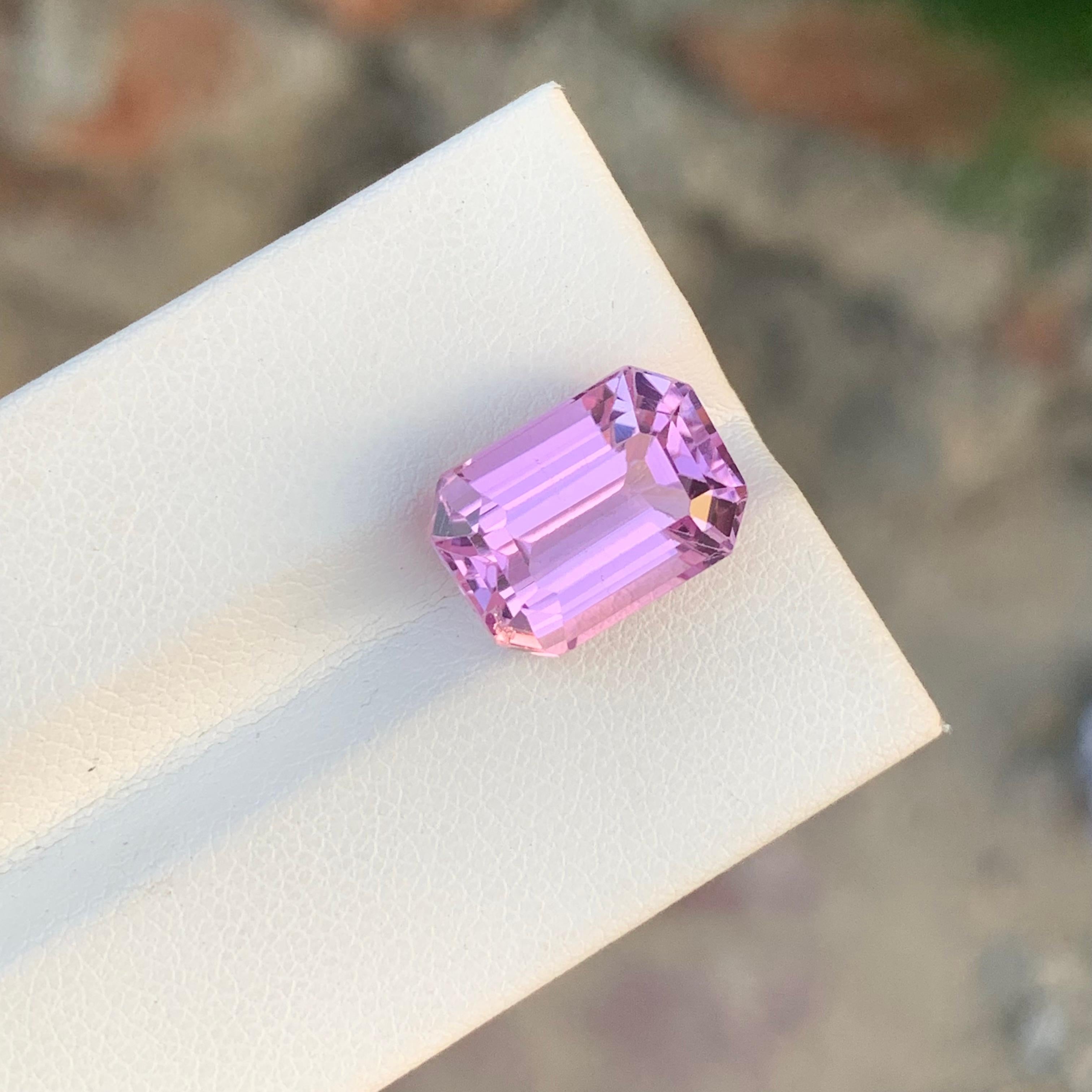 Loser Kunzit

Gewicht: 8,30 Karat
Abmessung: 13.1 x 9.4 x 7.7 Mm
Farbe: Rosa
Herkunft: Kunar, Afghanistan
Bescheinigung: Auf Anfrage
Die Form: Smaragd 

Kunzit, ein zarter und bezaubernder Edelstein, wird wegen seiner exquisiten rosa bis