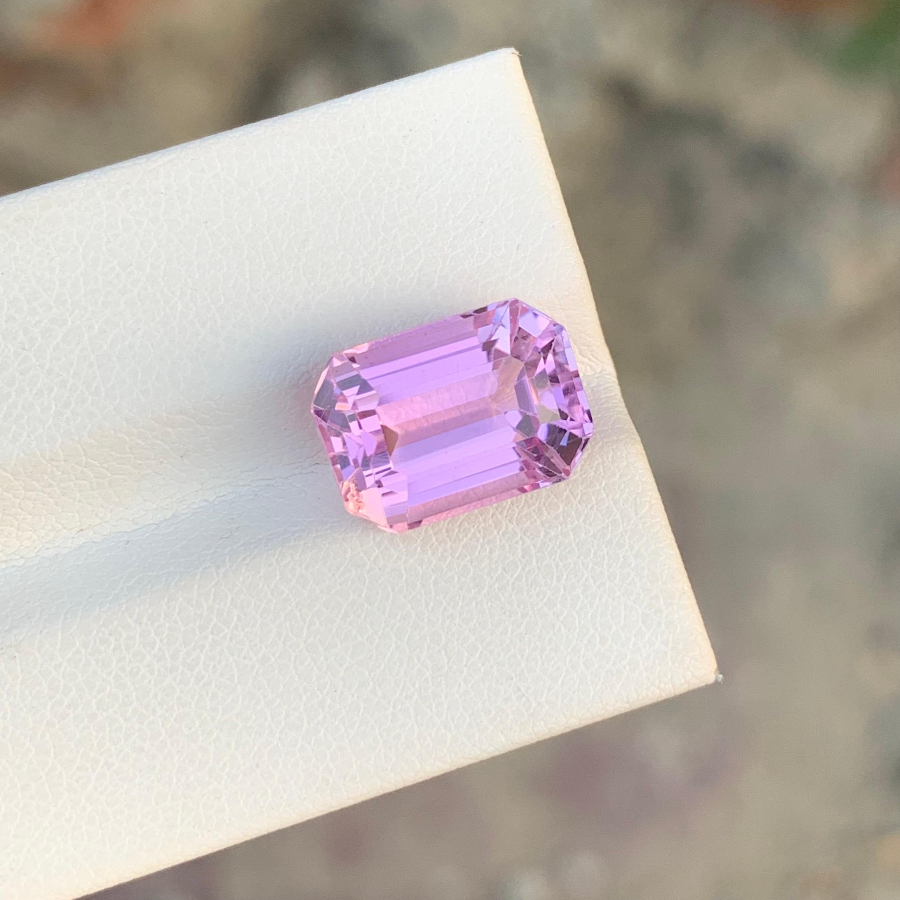 8,30 Karat Wunderschöner facettierter rosa Kunzit in Smaragdform (Smaragdschliff) im Angebot