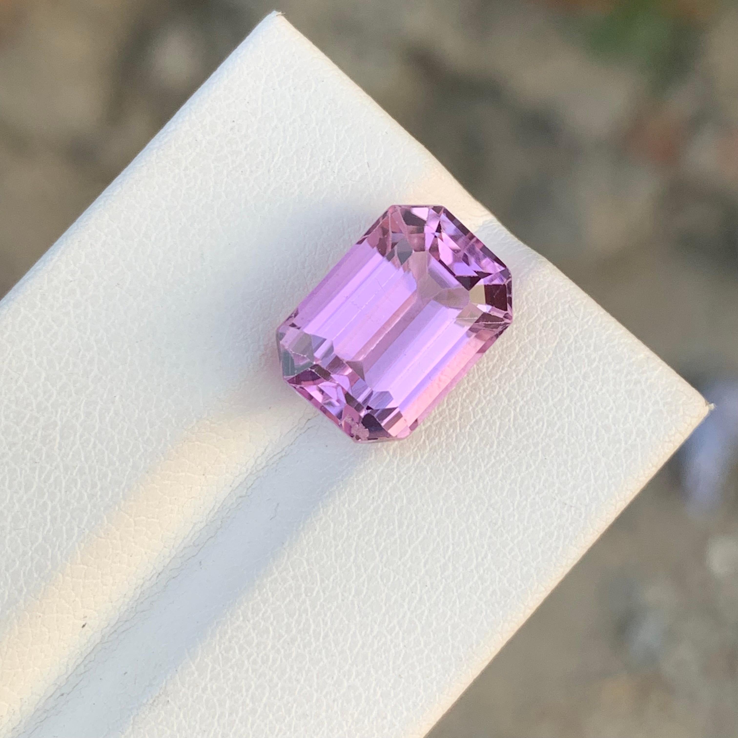 8,30 Karat Wunderschöner facettierter rosa Kunzit in Smaragdform im Angebot 3