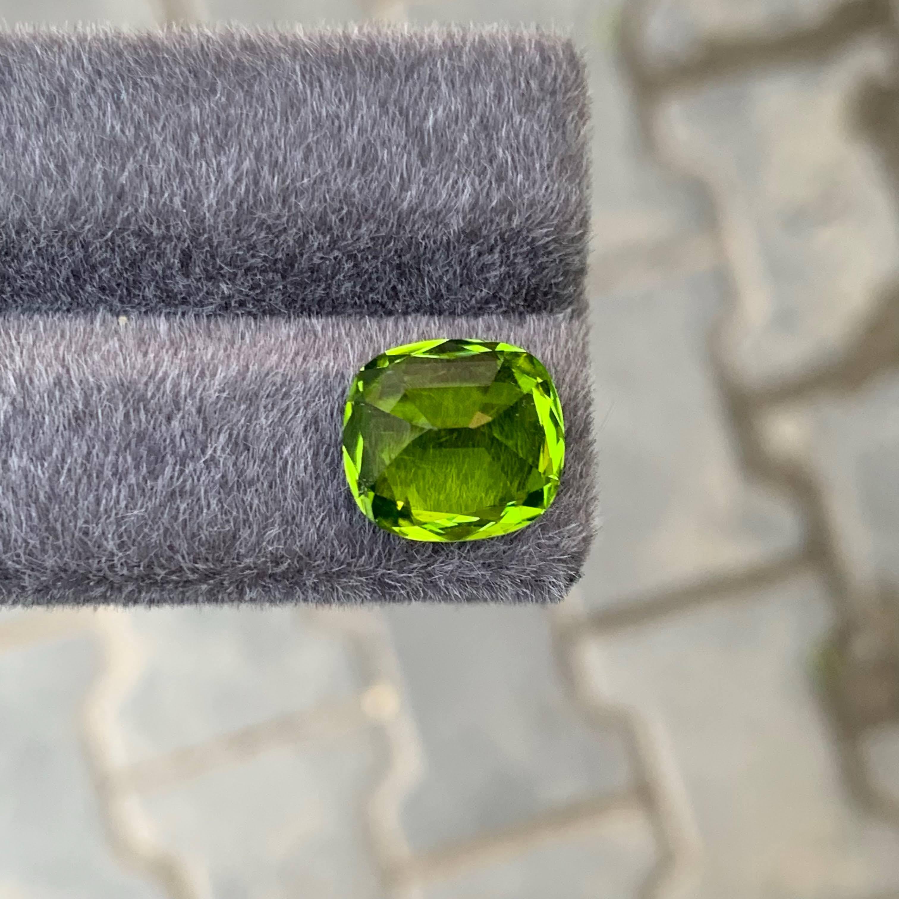 8.30 Carat Natural Loose Apple Green Peridot Cushion Cut Pakistani Gemstone In New Condition For Sale In Bangkok, TH