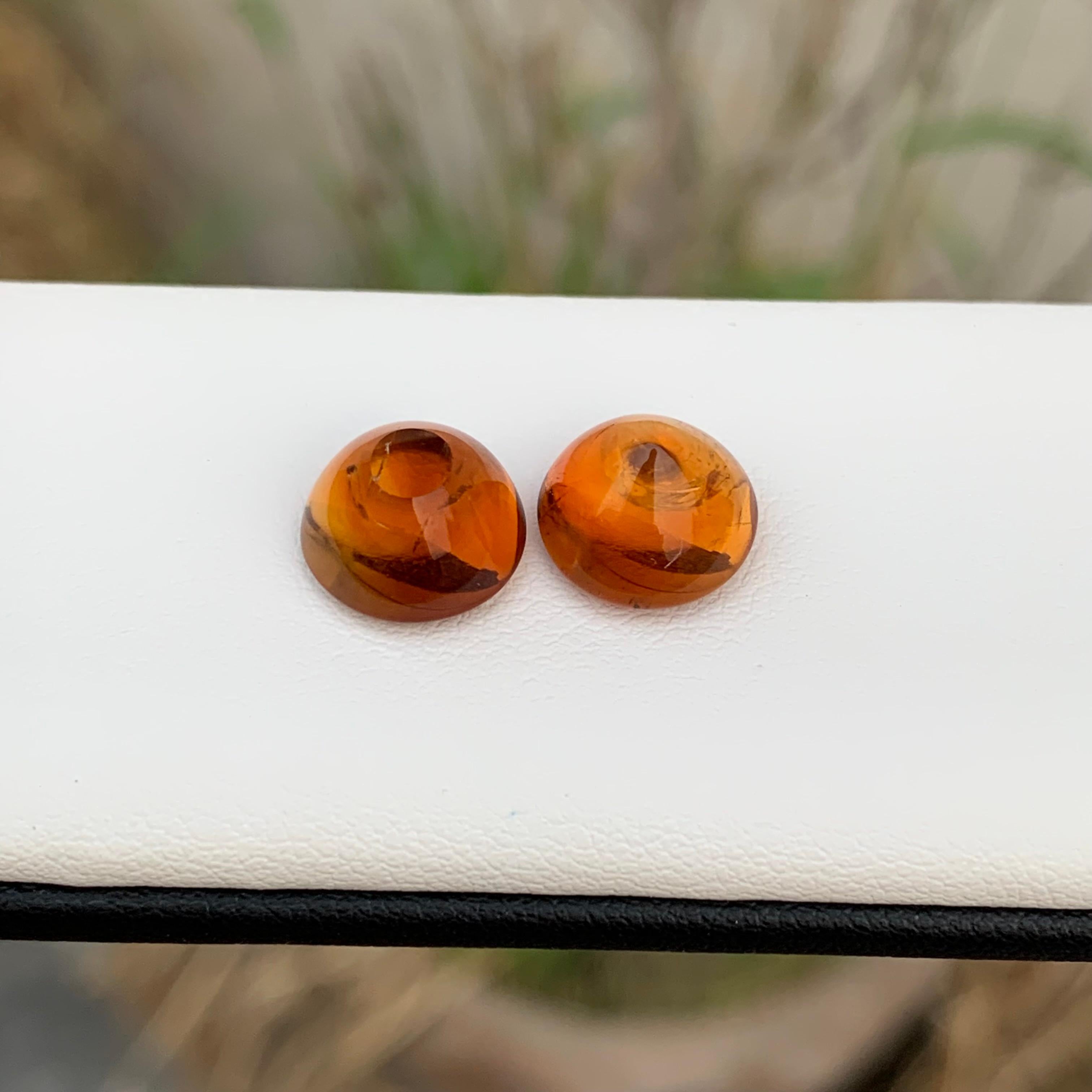 Pareja de Citrinos Madeira Sueltos
Peso: 8,30 quilates
Dimensión: 9,9 x 9,9 x 6,9 Mm Y 
                    10.1 x 10.1 x 6.2 Mm 
Origen: Brasil
Color : Naranja
Forma: Redonda
Certificado: A petición

El citrino de Madeira, una cautivadora gema que
