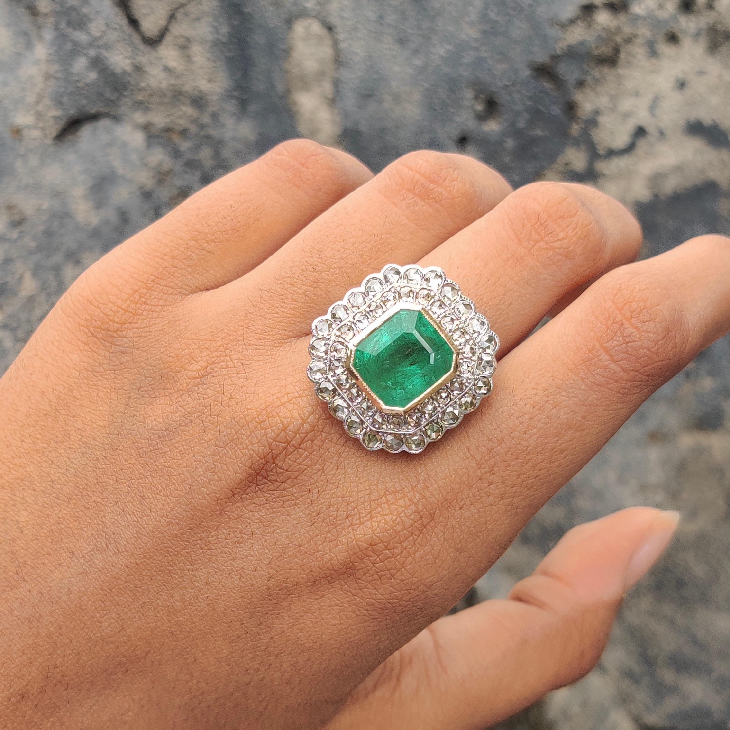 Dieser Smaragdring im Art-Déco-Stil ist ein wahres Zeugnis zeitloser Schönheit und besticht durch seine Anziehungskraft. In seinem Zentrum befindet sich ein strahlender 8,30-Karat-Smaragd, der einen bezaubernden grünen Farbton ausstrahlt, der die