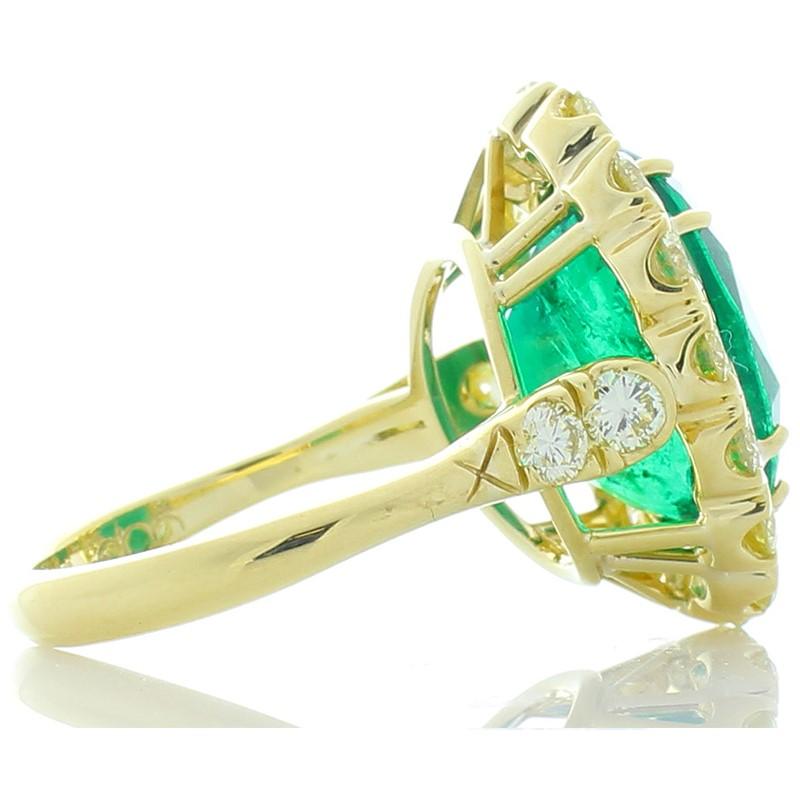 Contemporary AGL Certified 8.30 Carat Oval Emerald & Diamond Ring in 18K Yellow Gold