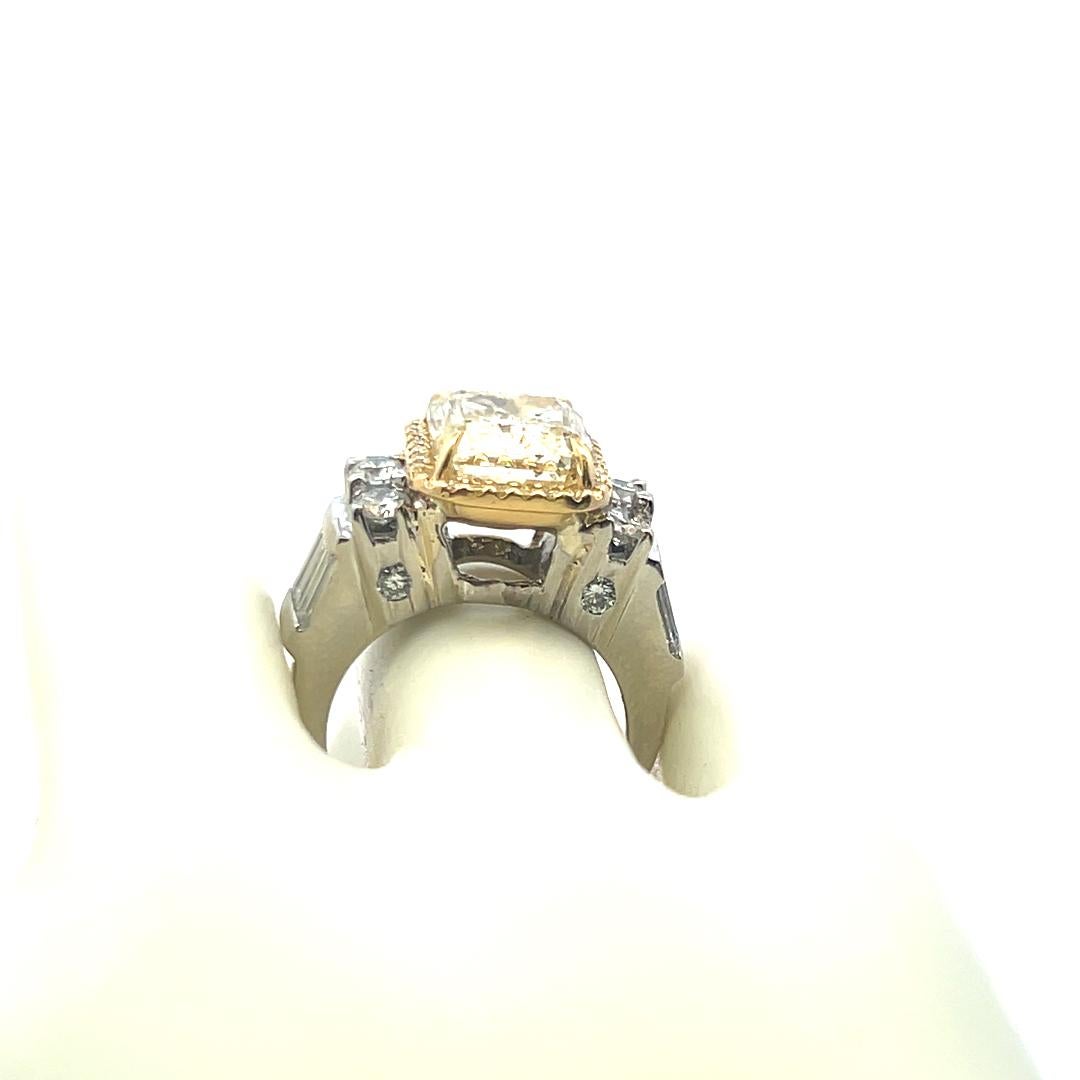 Anello di fidanzamento con diamante rotondo e baguette da 8,30 carati a taglio radiante in Gld-Plat 18 carati in vendita 5